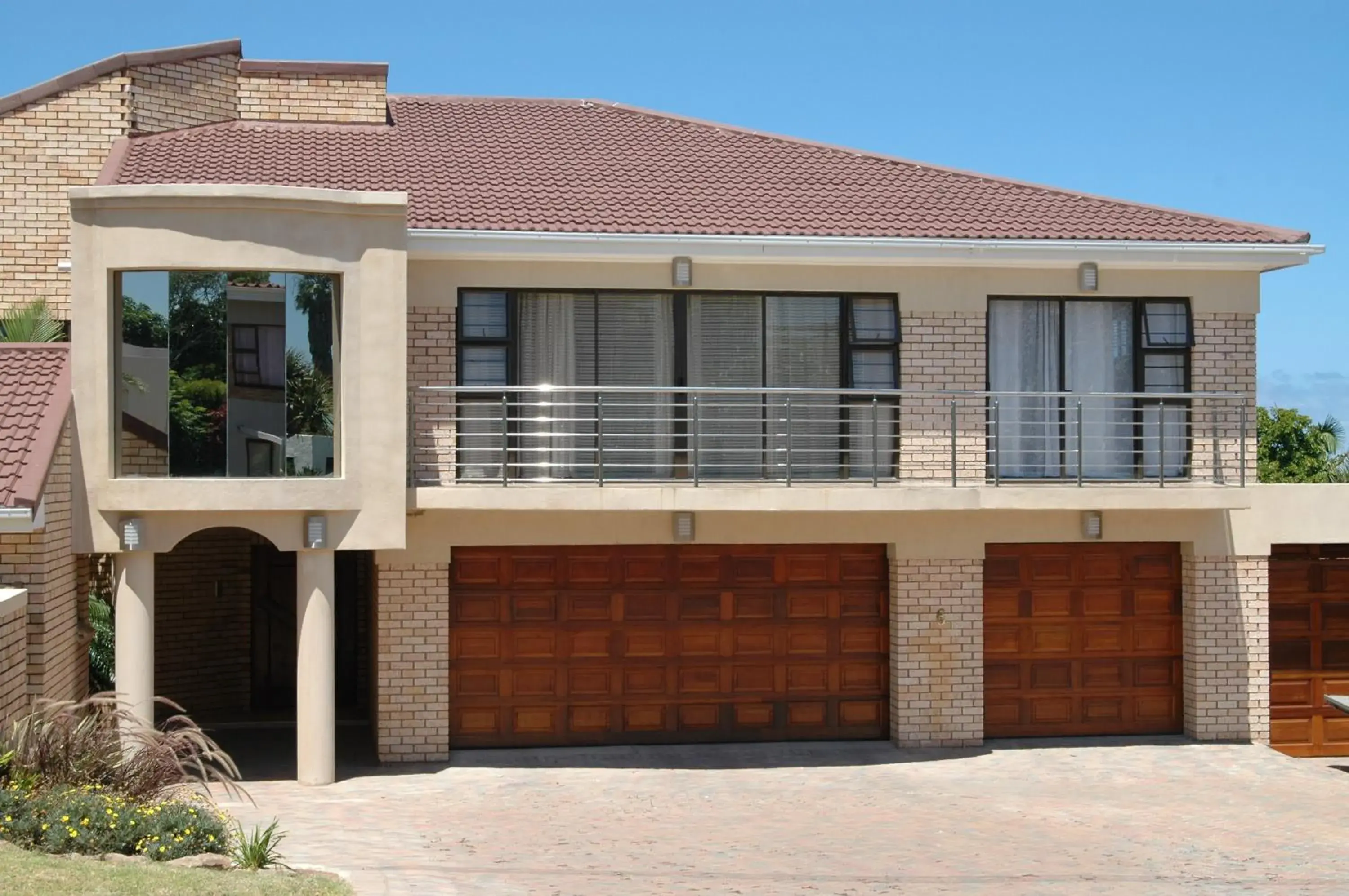 Property building in Bon A Vie Self-catering and b&b Gonubie Full Solar Power, no load shedding! Property building in Bon A Vie Self-catering and b&b Gonubie Full Solar Power, no load shedding!