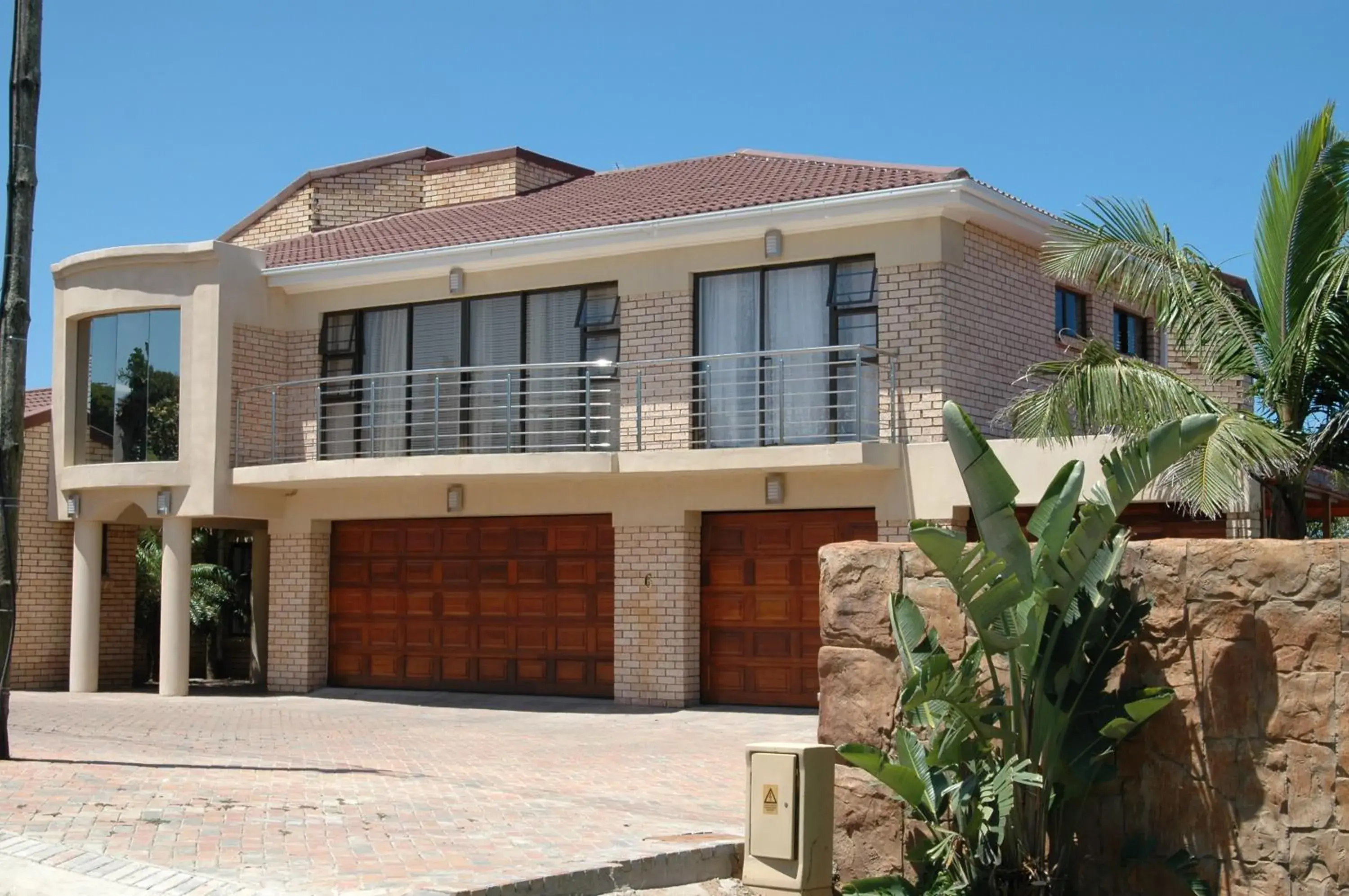 Property building in Bon A Vie Self-catering and b&b Gonubie Full Solar Power, no load shedding! Property building in Bon A Vie Self-catering and b&b Gonubie Full Solar Power, no load shedding!