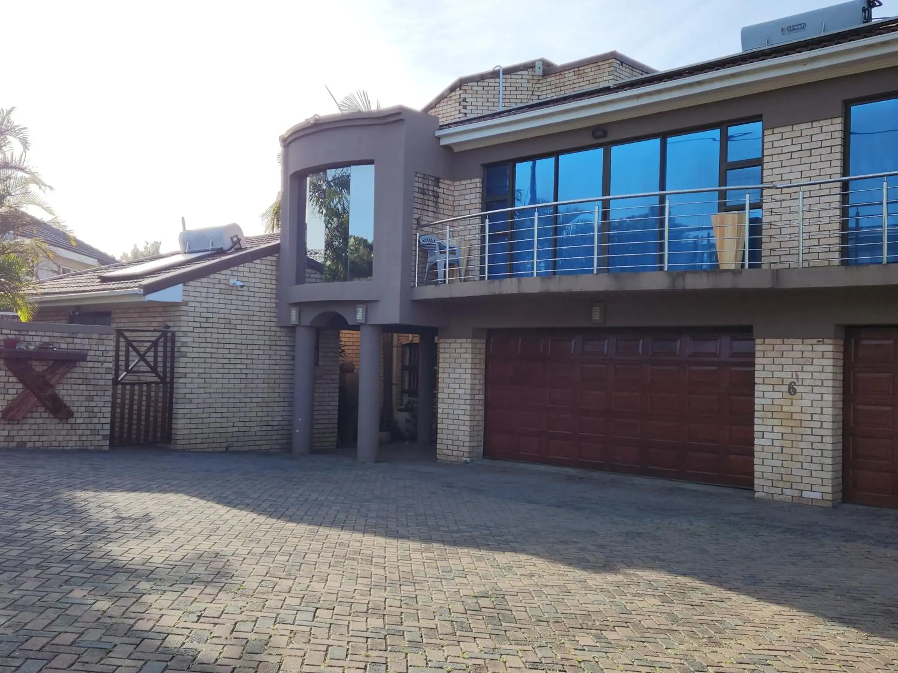 Property building in Bon A Vie Self-catering and b&b Gonubie Full Solar Power, no load shedding! Property building in Bon A Vie Self-catering and b&b Gonubie Full Solar Power, no load shedding!