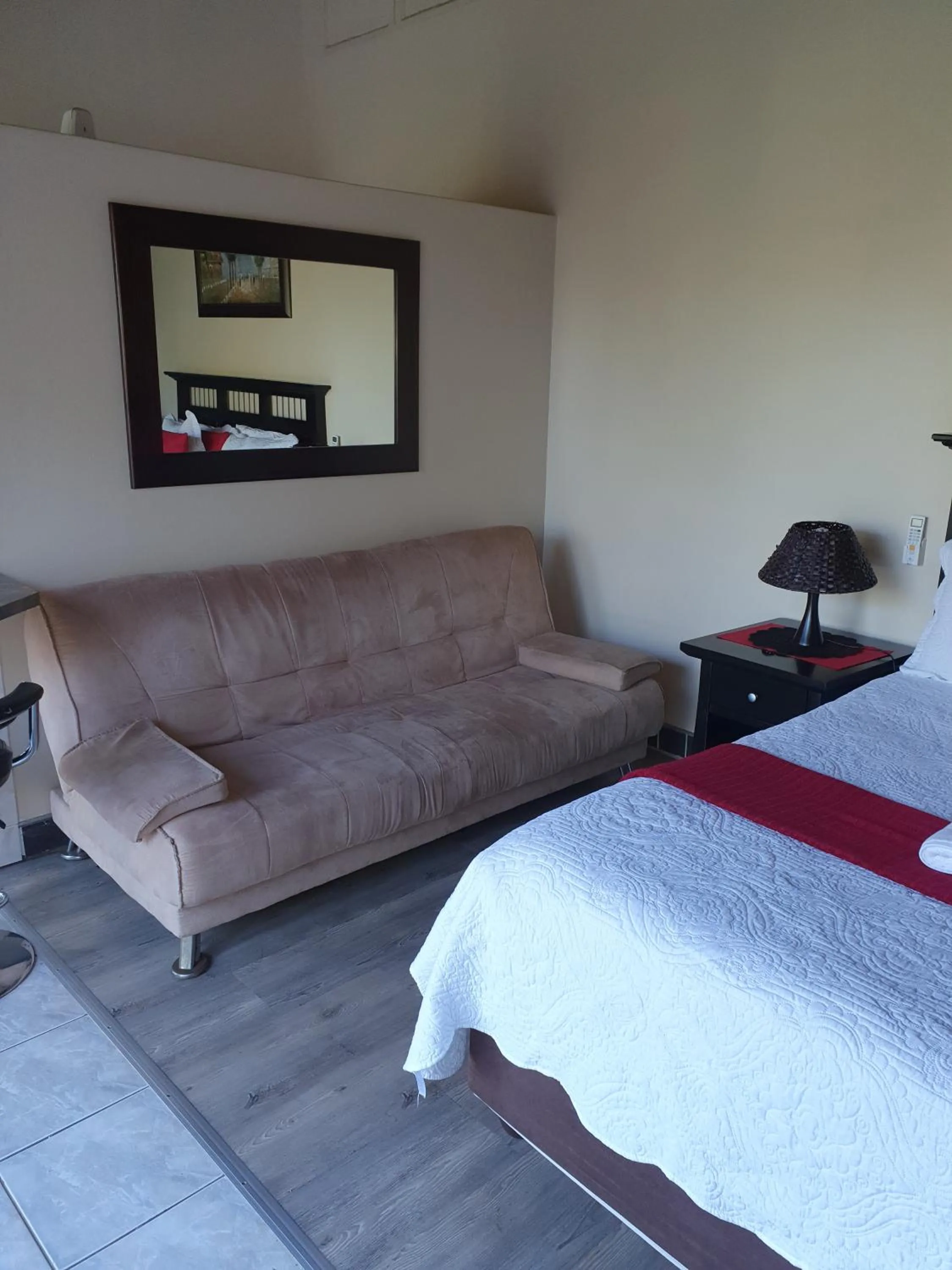 Bedroom, Bed in Bon A Vie Self-catering and b&b Gonubie Full Solar Power, no load shedding!