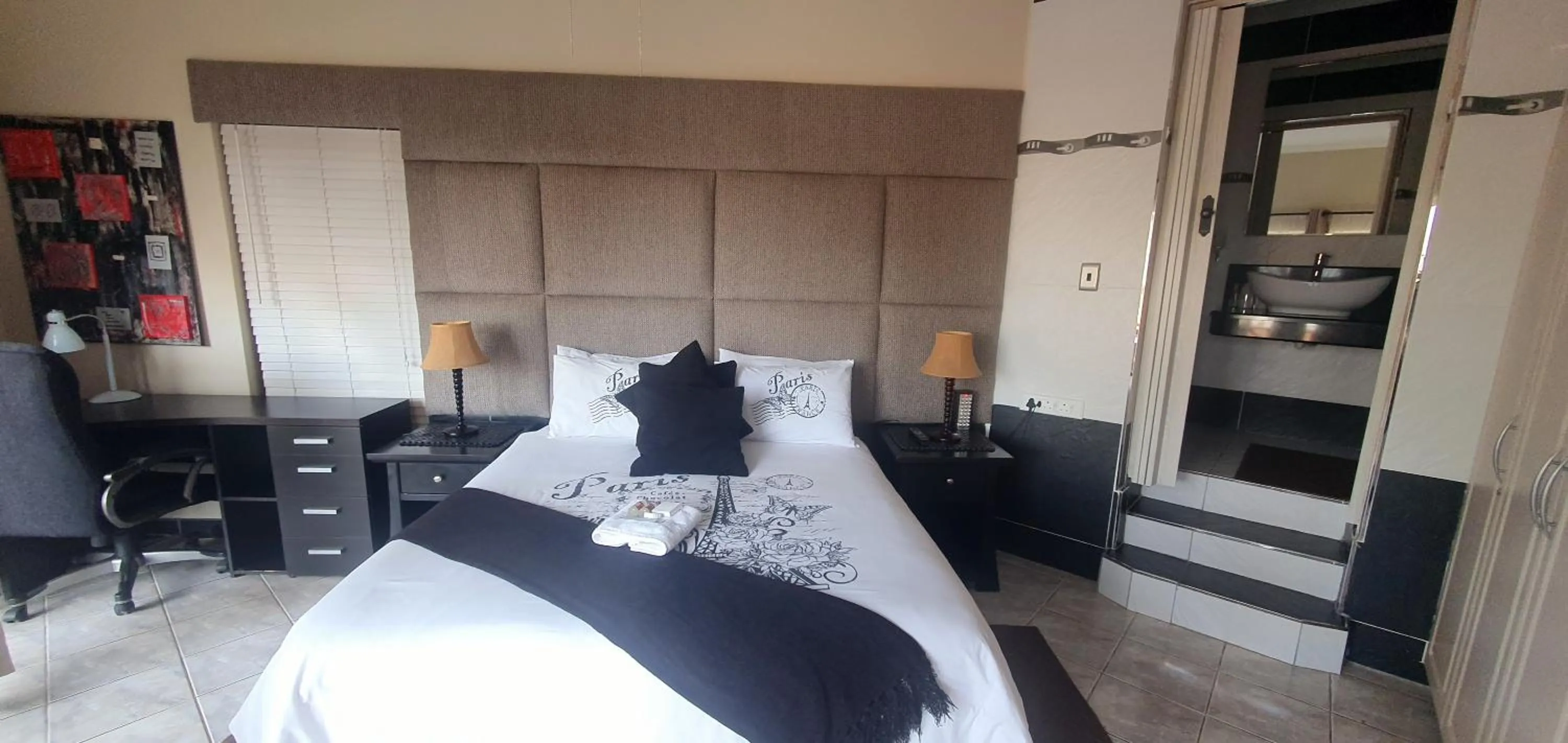 Photo of the whole room, Bed in Bon A Vie Self-catering and b&b Gonubie Full Solar Power, no load shedding!