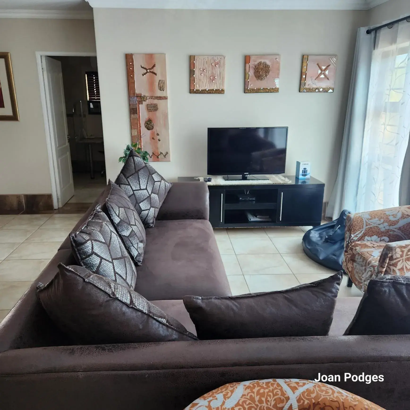 Living room in Bon A Vie Self-catering and b&b Gonubie Full Solar Power, no load shedding! Living room in Bon A Vie Self-catering and b&b Gonubie Full Solar Power, no load shedding!