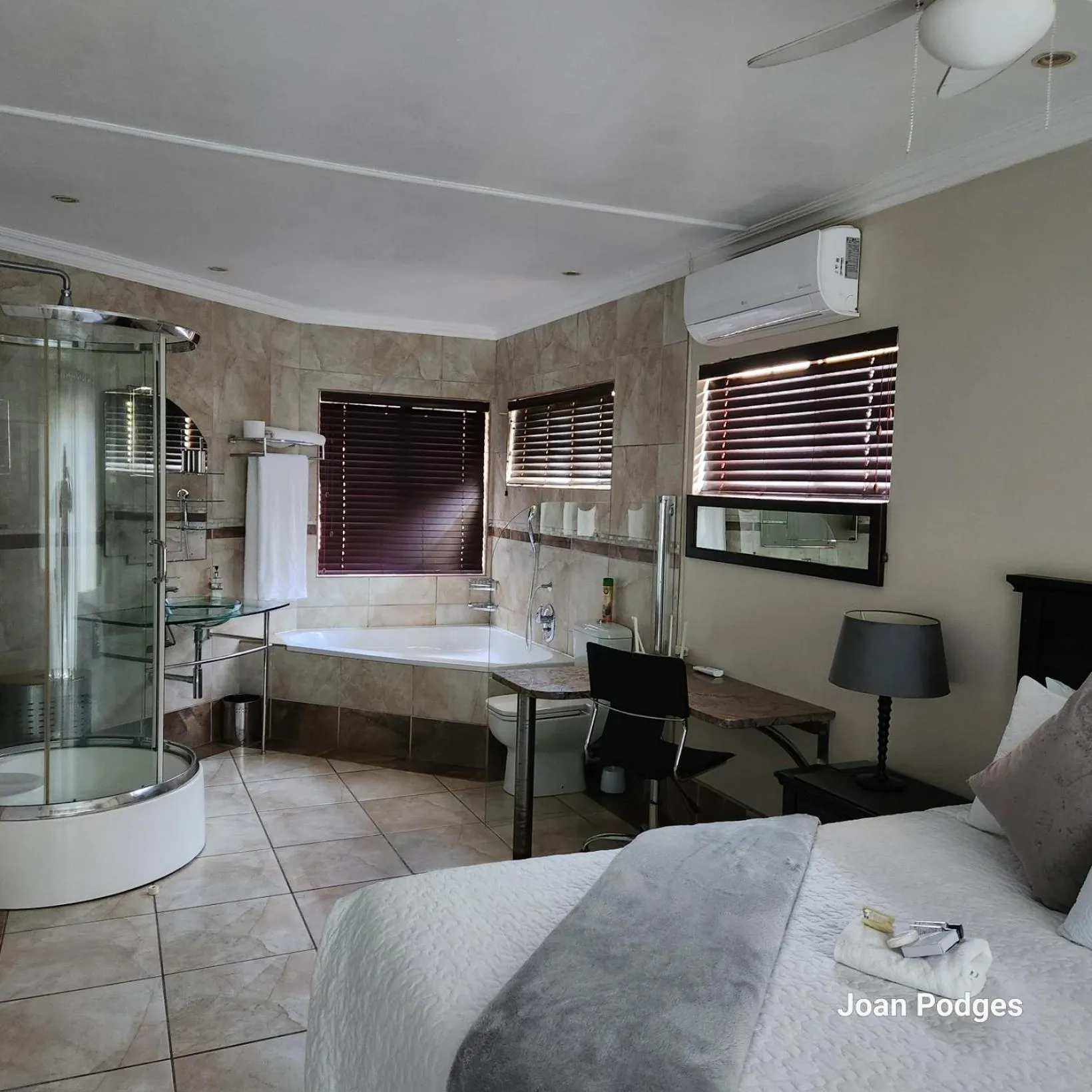 Bathroom, Bed in Bon A Vie Self-catering and b&b Gonubie Full Solar Power, no load shedding!