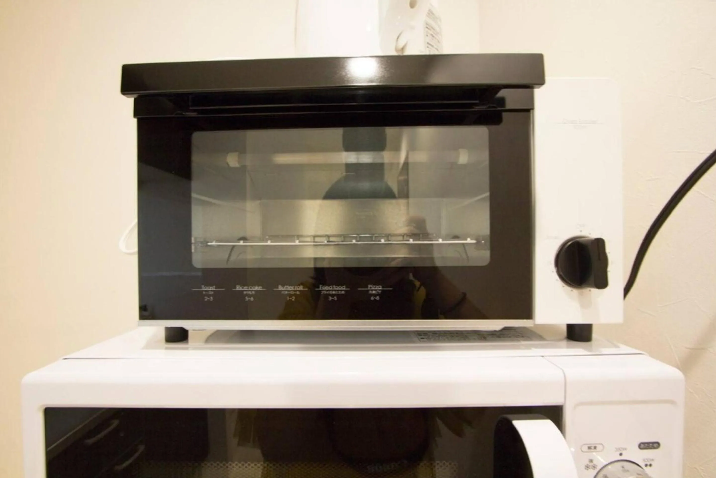 Kitchen or kitchenette in Cozy and Convenient Royal heights