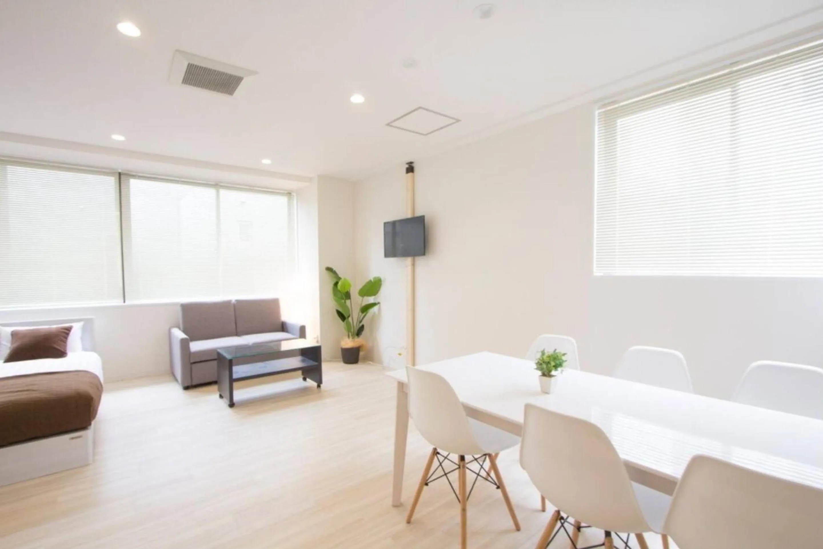 Living room in Cozy and Convenient Royal heights