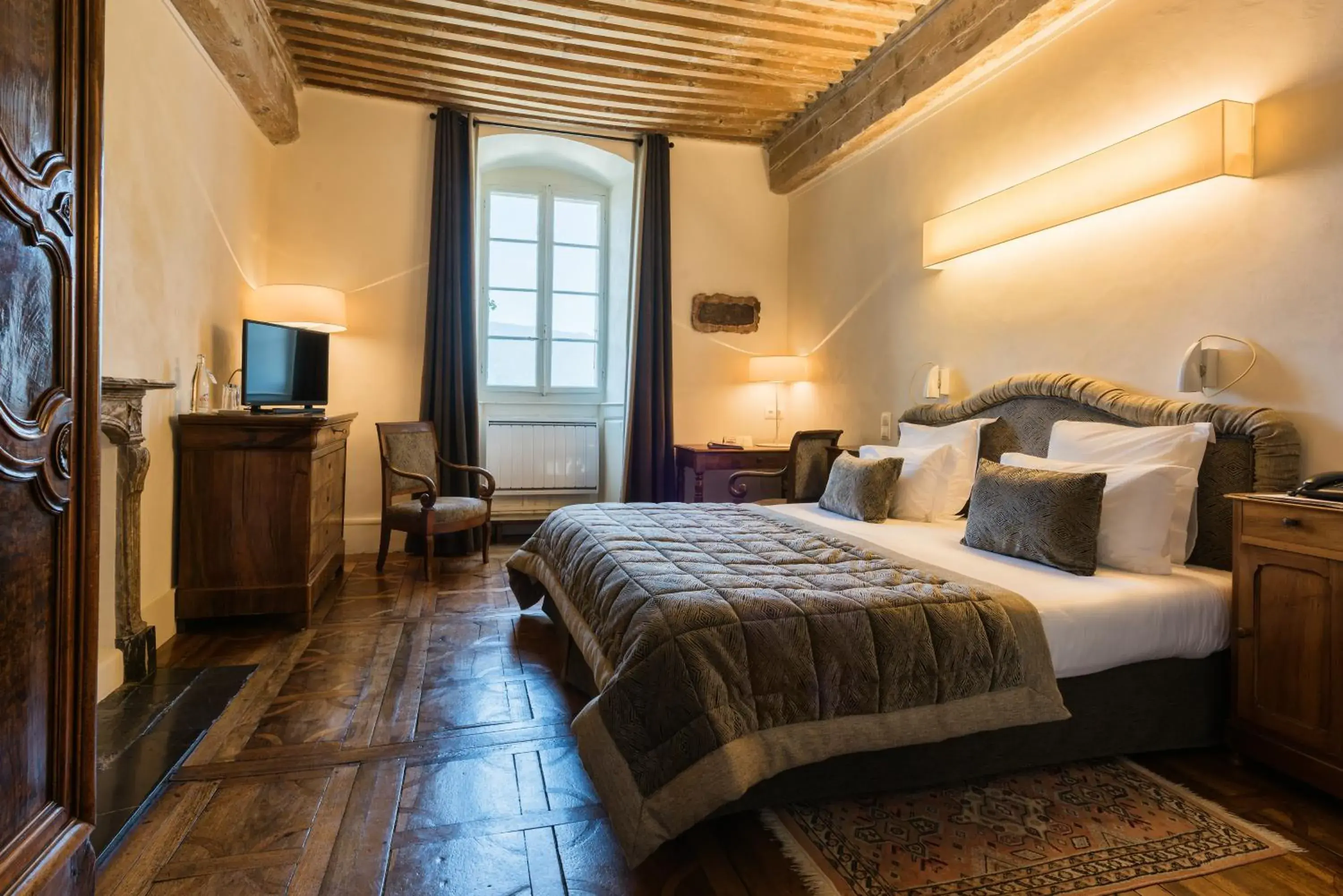 Lake view, Bed in Abbaye de Talloires Lake view, Bed in Abbaye de Talloires