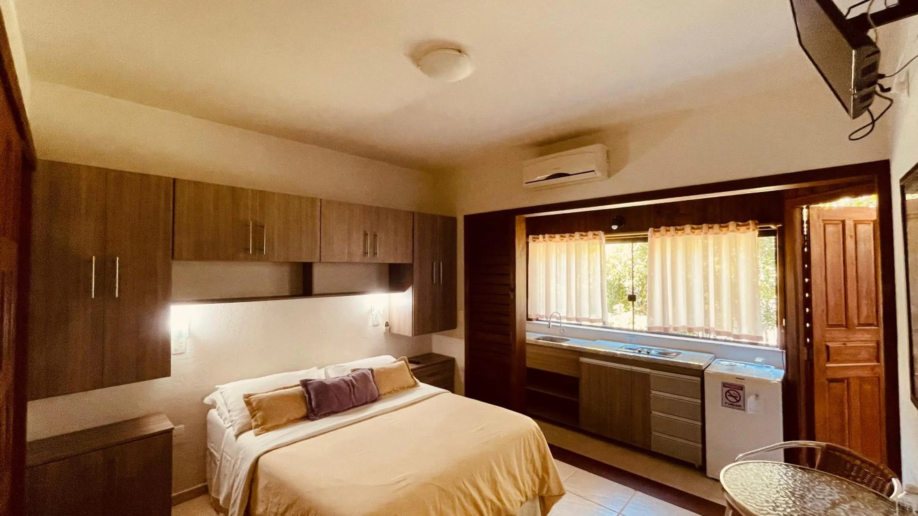 kitchen, Bed in Pousada Ilha dos Anjos