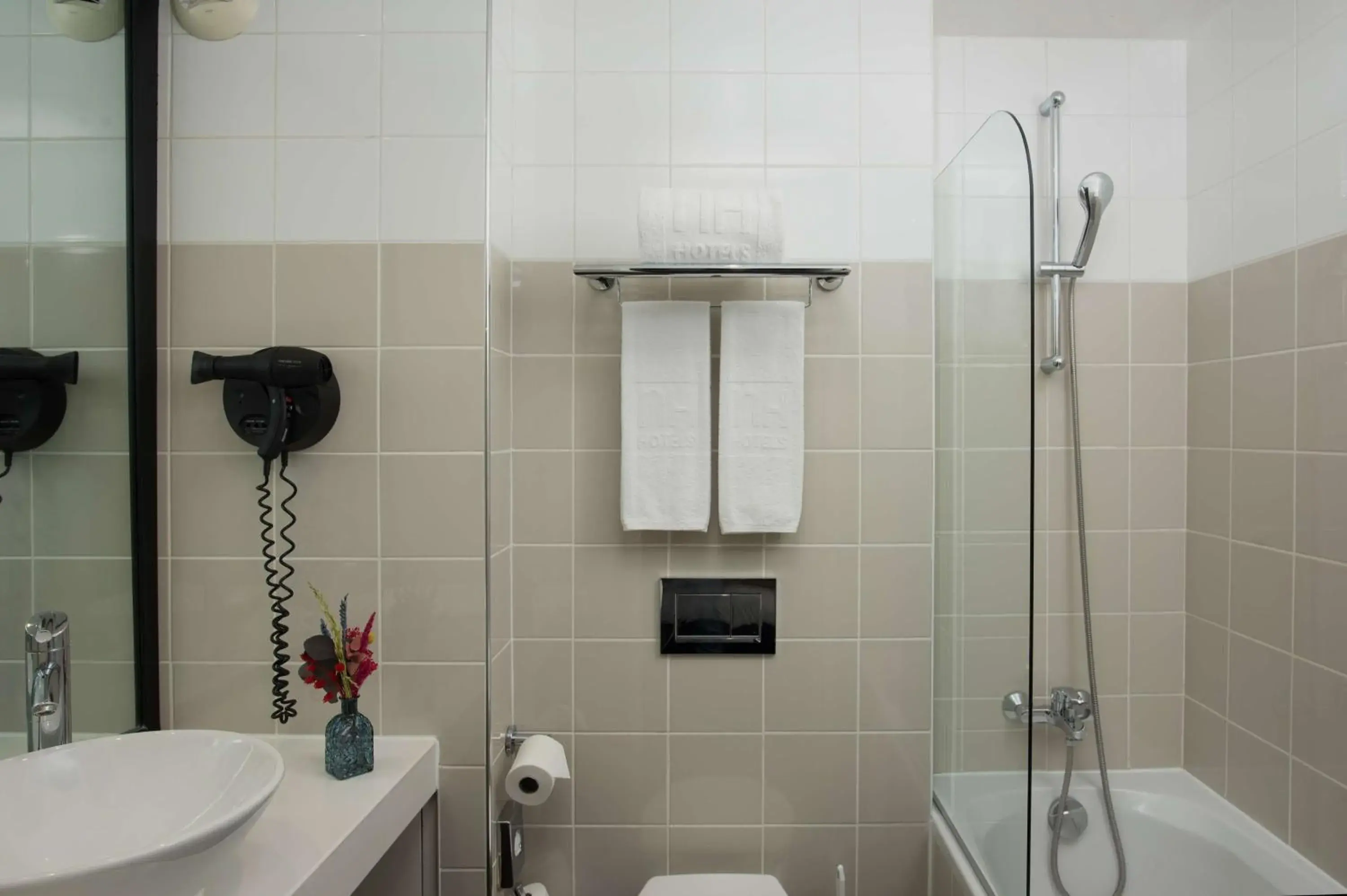 Bathroom in NH Paris Opéra Faubourg Bathroom in NH Paris Opéra Faubourg