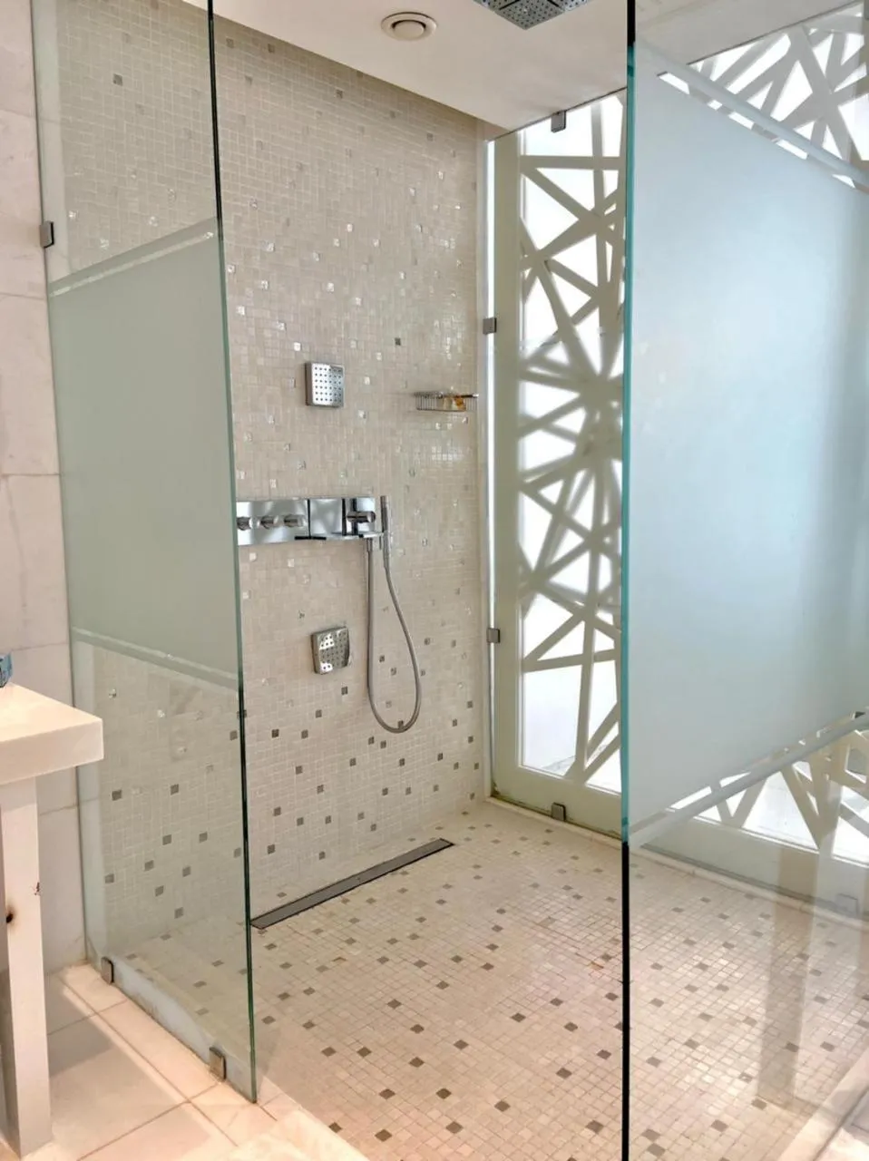 Shower in La Tour Blanche