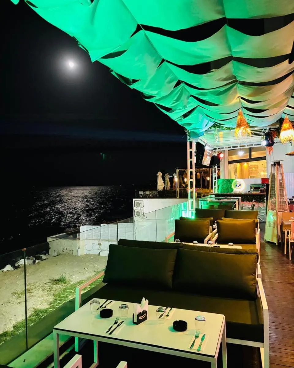 Restaurant/places to eat in La Tour Blanche