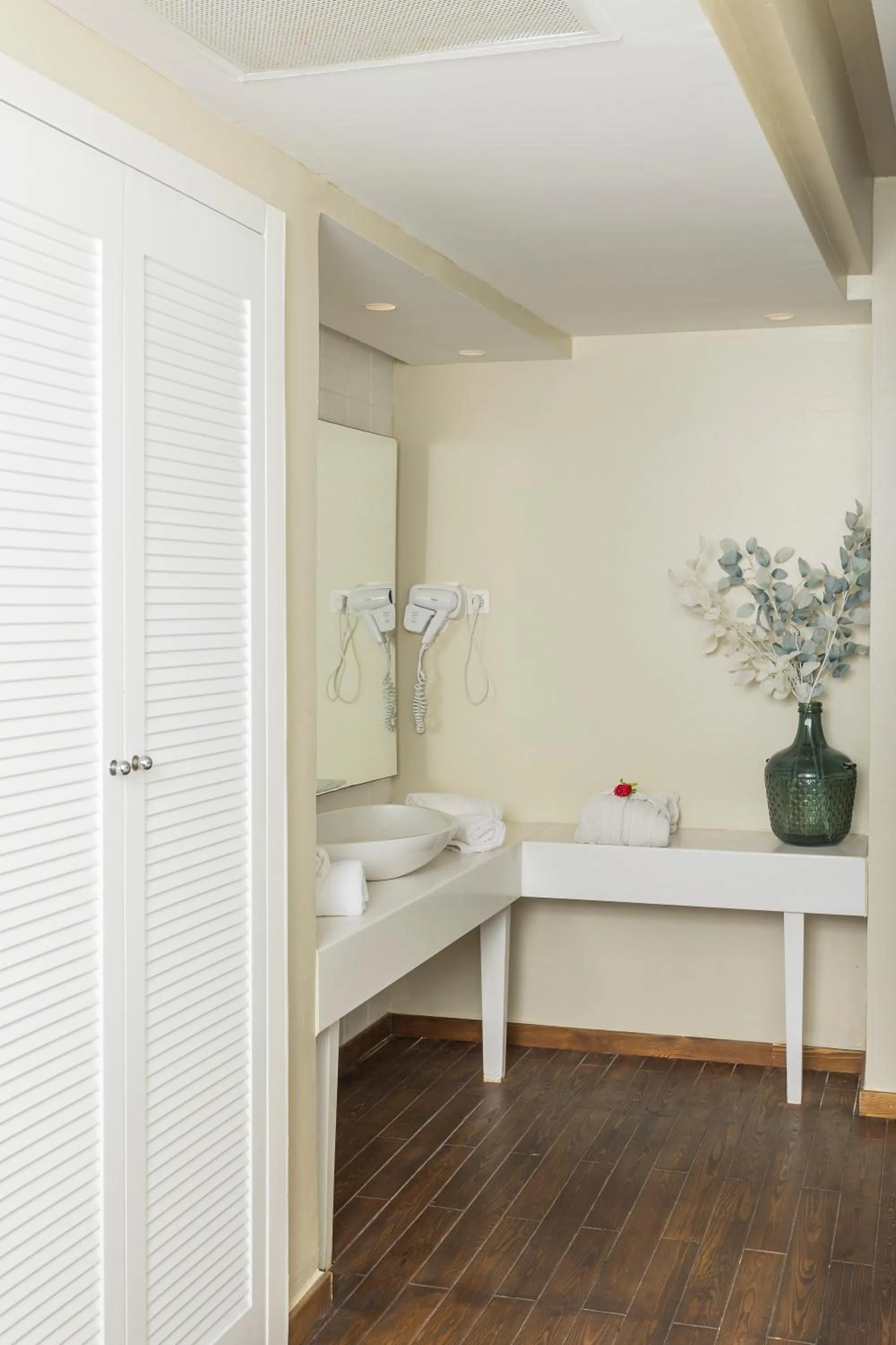 Bathroom, Bed in La Tour Blanche