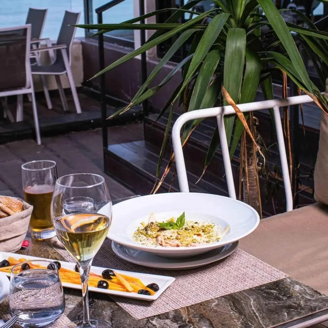 Restaurant/places to eat in La Tour Blanche