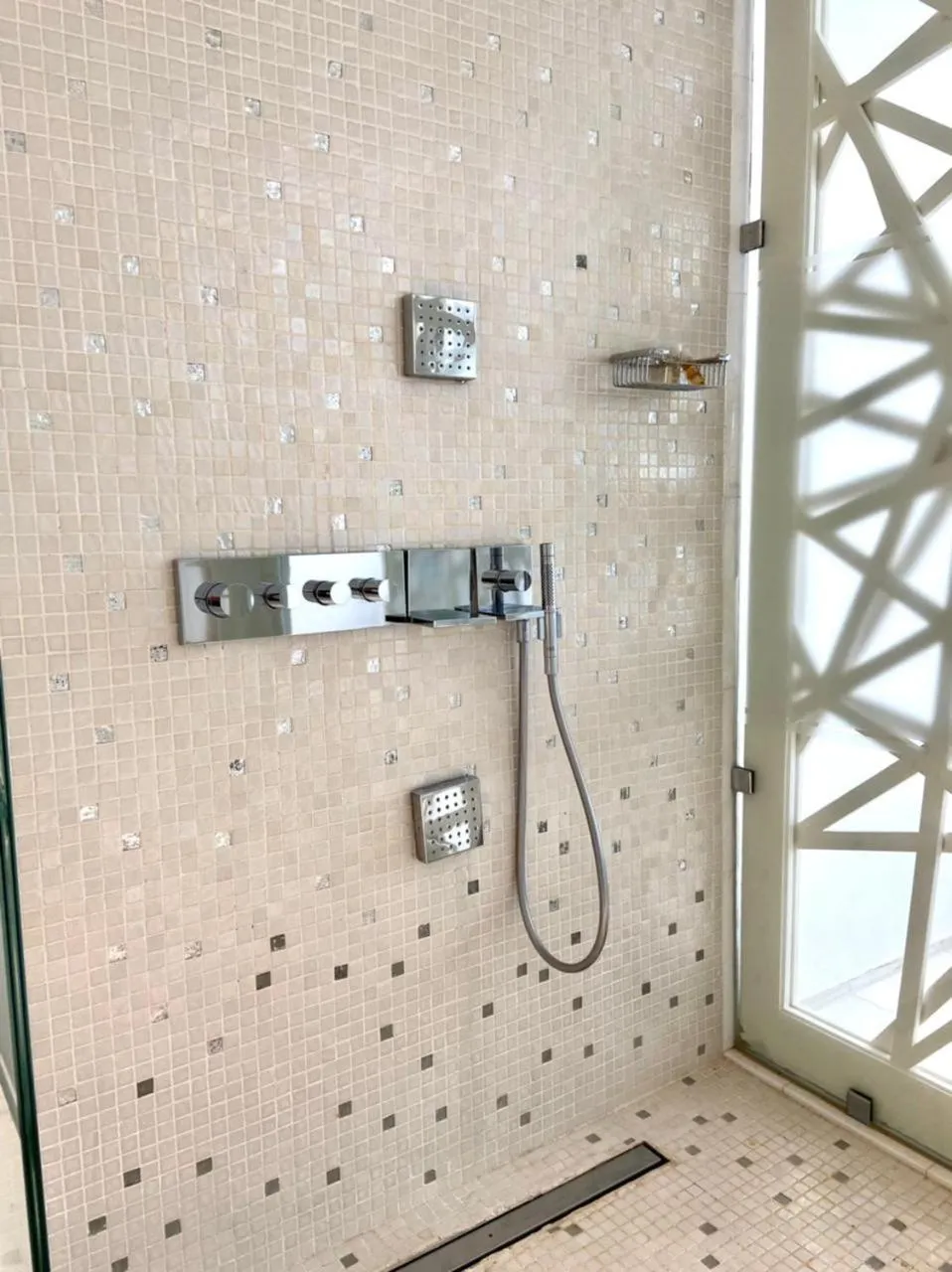 Shower in La Tour Blanche