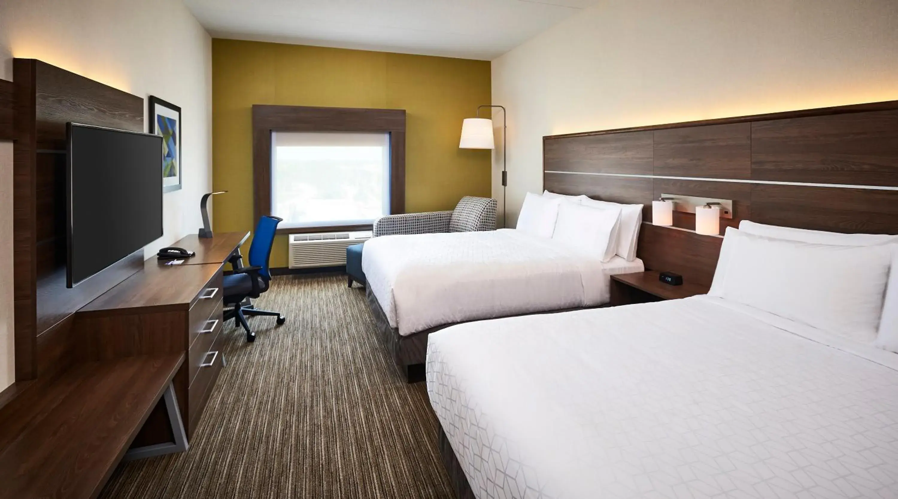 Photo of the whole room, Bed in Holiday Inn Express - Sarnia - Point Edward by IHG Photo of the whole room, Bed in Holiday Inn Express - Sarnia - Point Edward by IHG