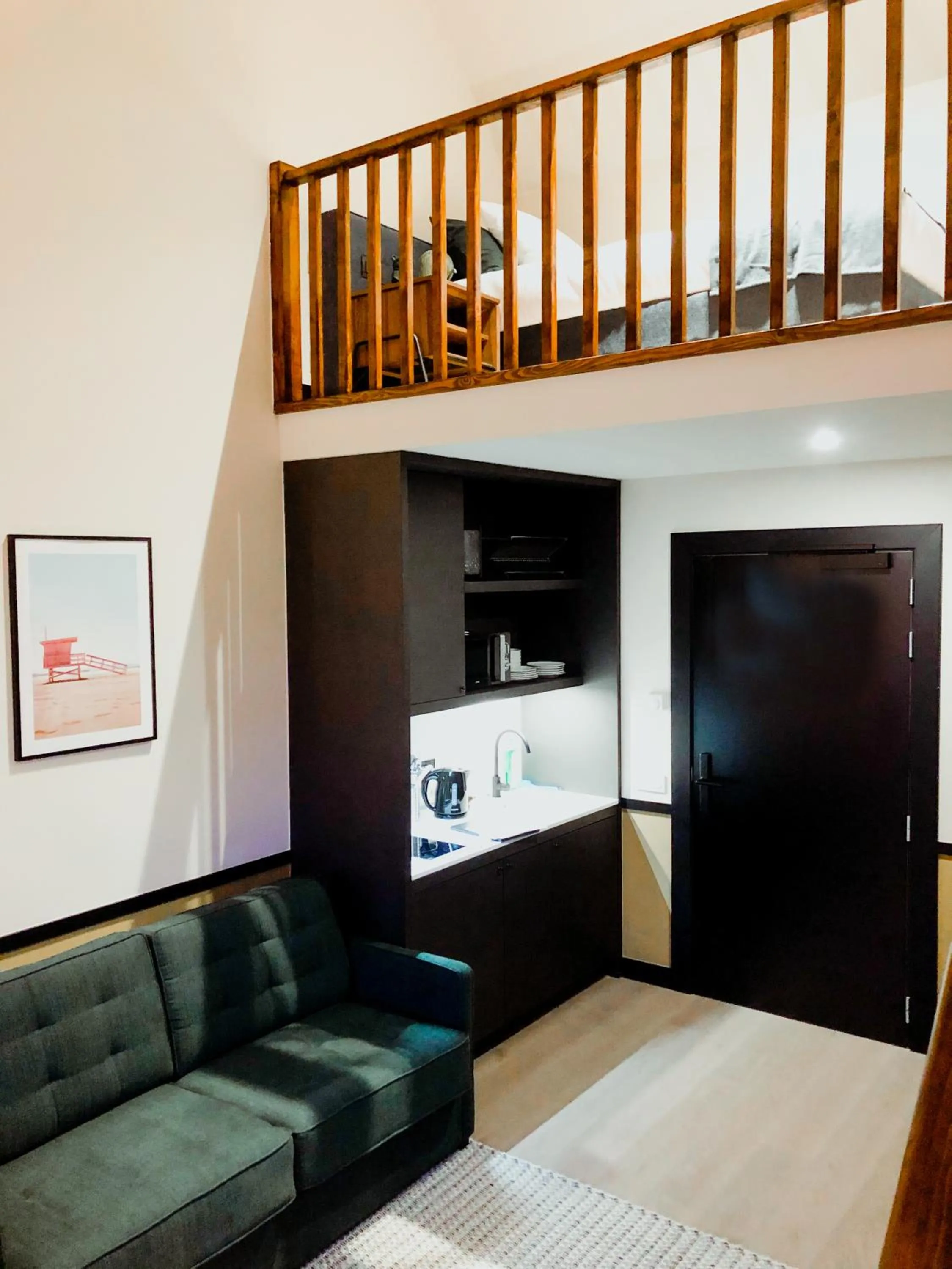 Kitchen or kitchenette, Bed in Getaway Studios Gent