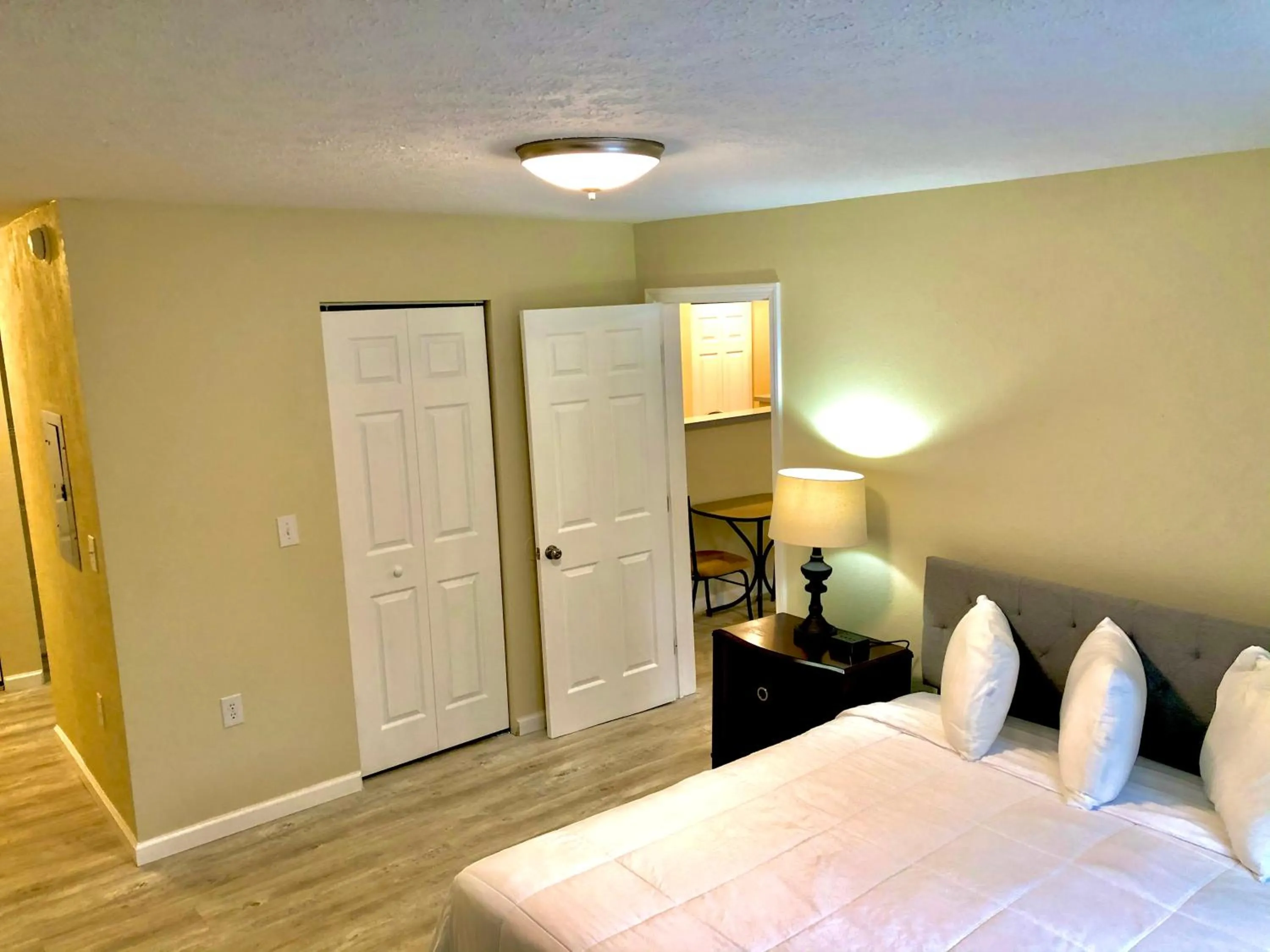 Bedroom, Bed in Bicentennial Inn