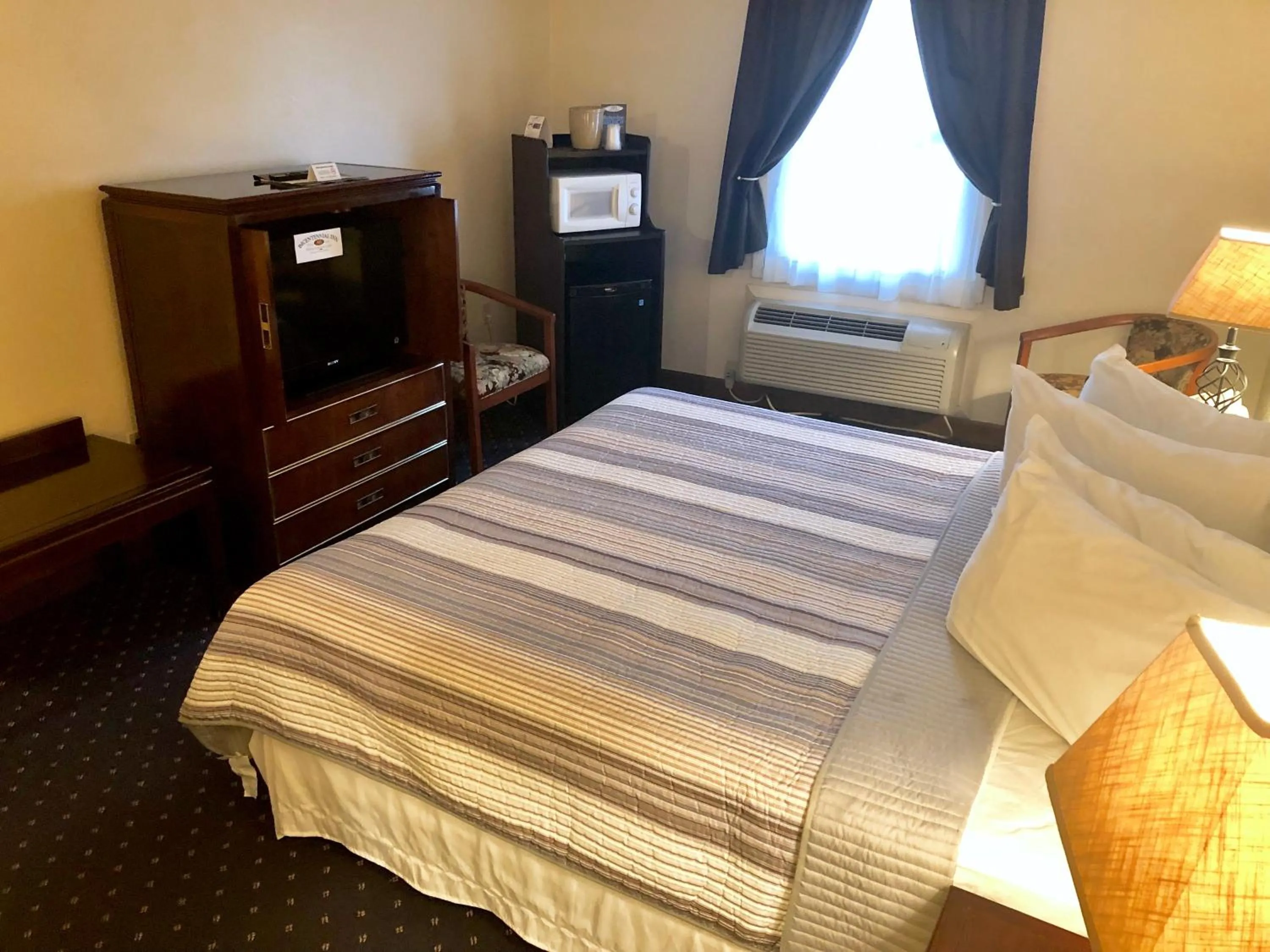 Bed in Bicentennial Inn
