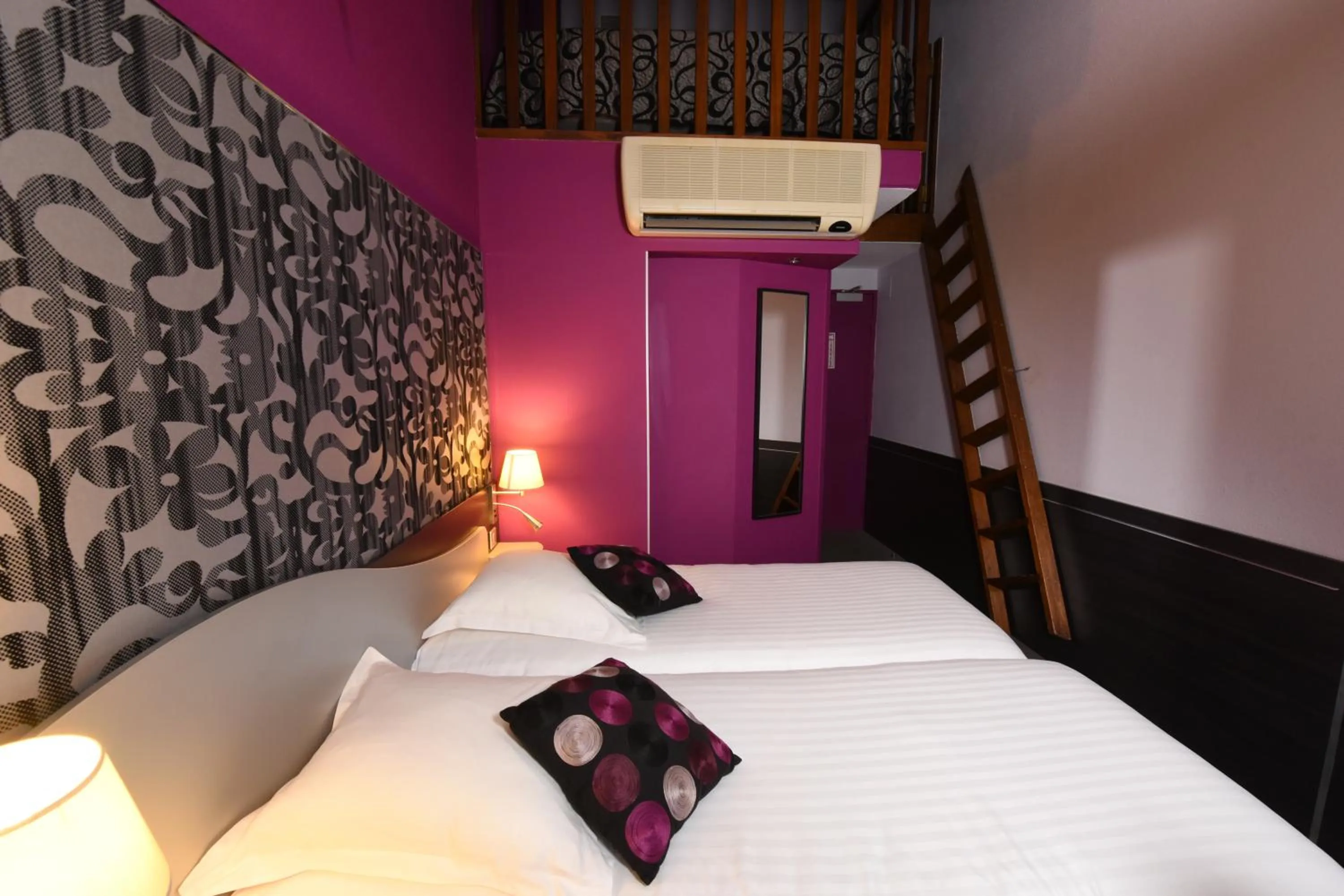 Photo of the whole room, Bed in The Originals City, Au Relais Saint-Éloi, Tours