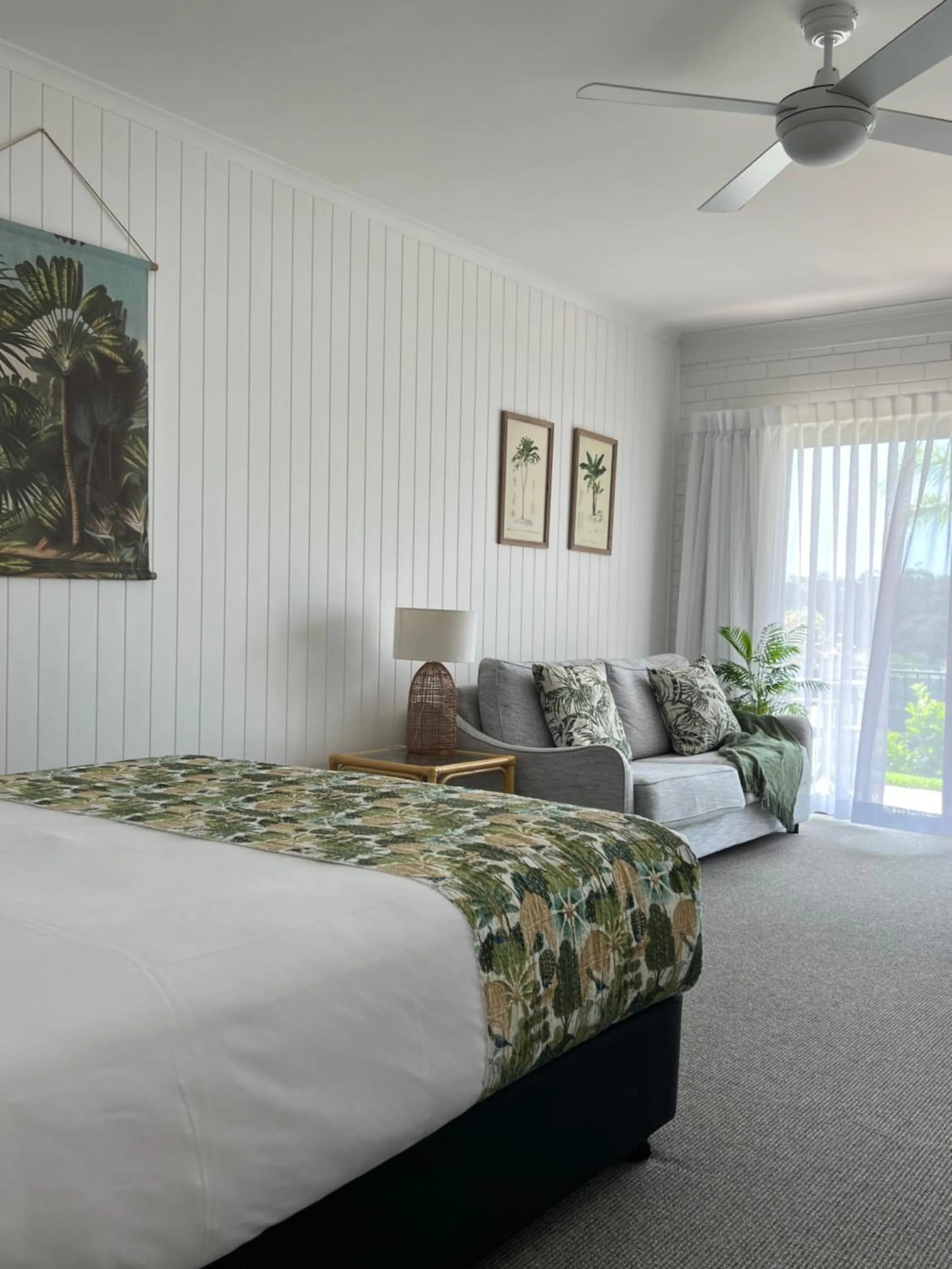 Guests, Bed in Mollymook Seascape Motel and Apartments