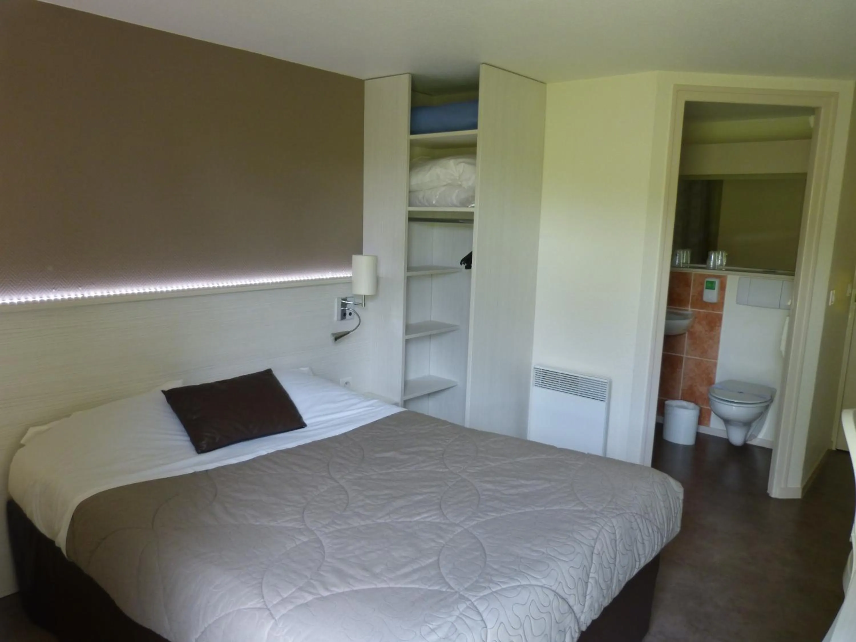 Bedroom, Bed in The Originals City, Hôtel Alizéa, Le Mans Nord