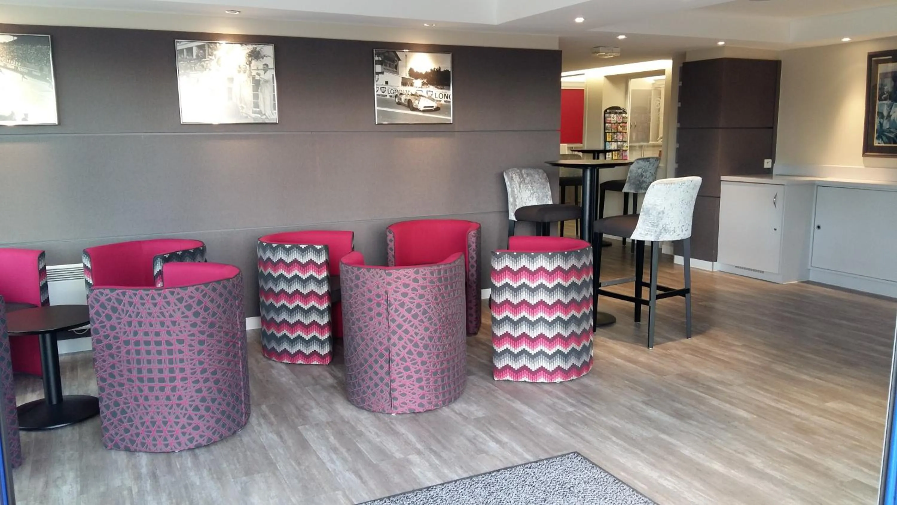 Lounge or bar in The Originals City, Hôtel Alizéa, Le Mans Nord