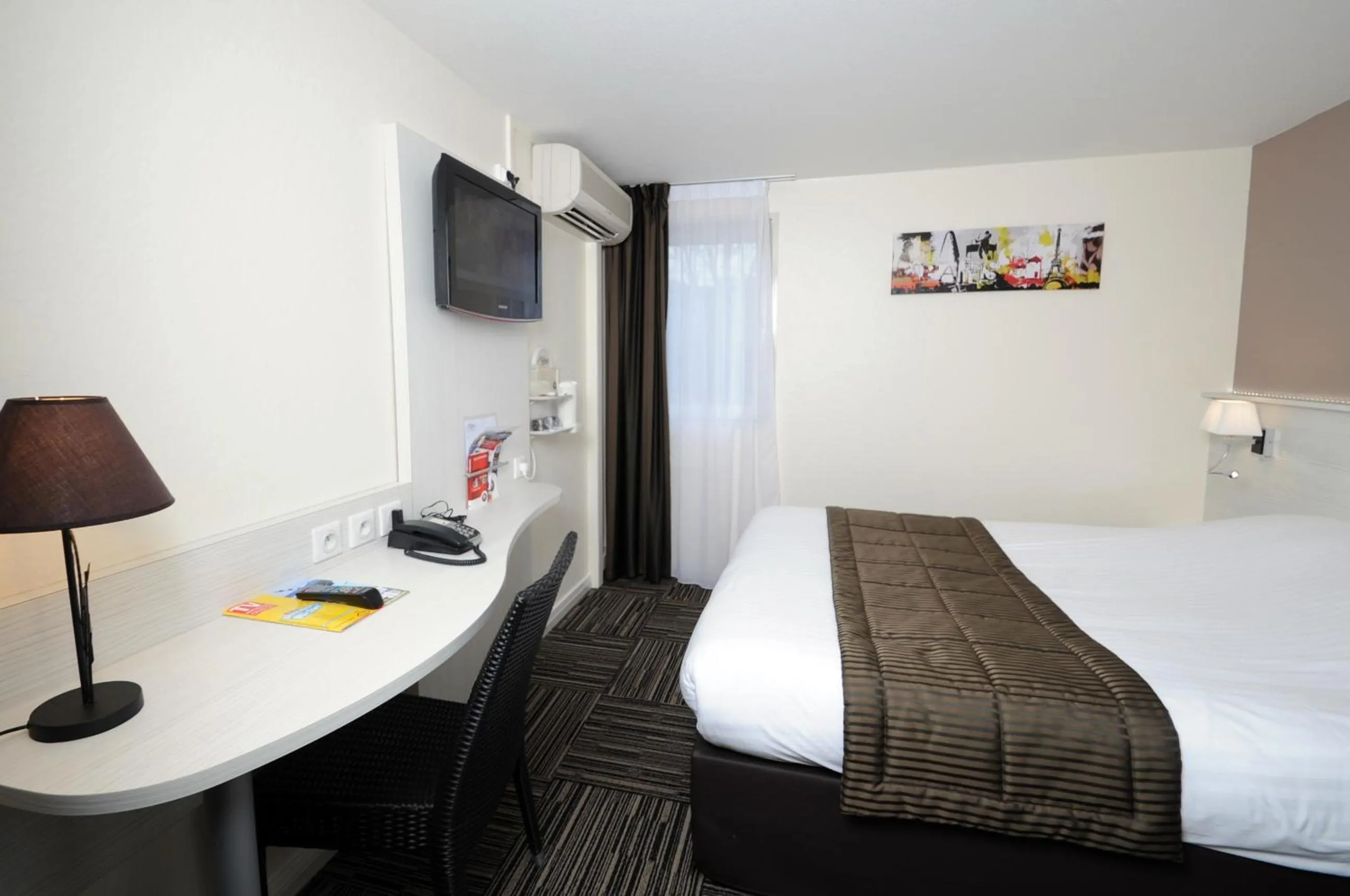 Photo of the whole room, Bed in The Originals City, Hôtel Alizéa, Le Mans Nord