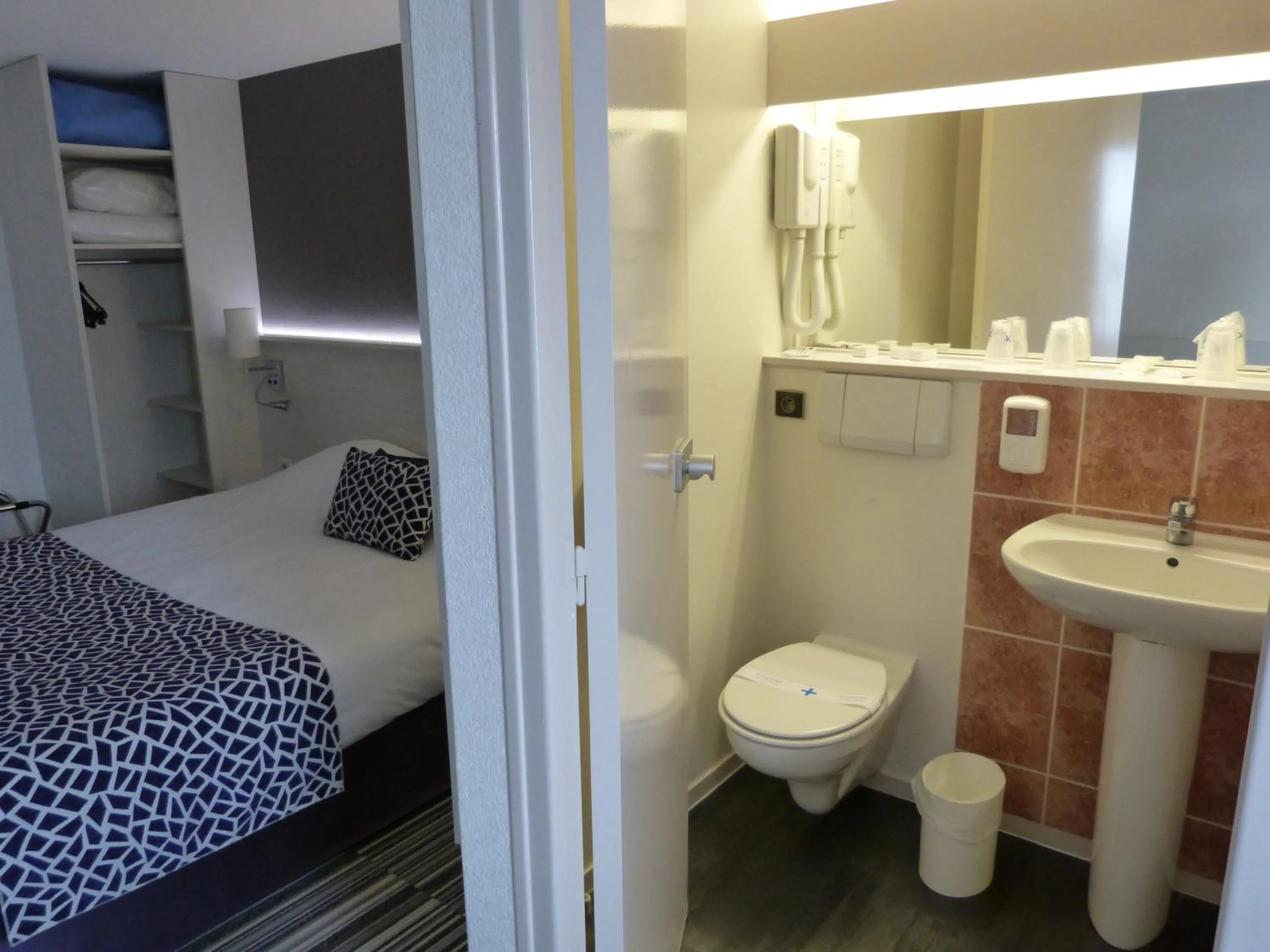 Bathroom, Bed in The Originals City, Hôtel Alizéa, Le Mans Nord