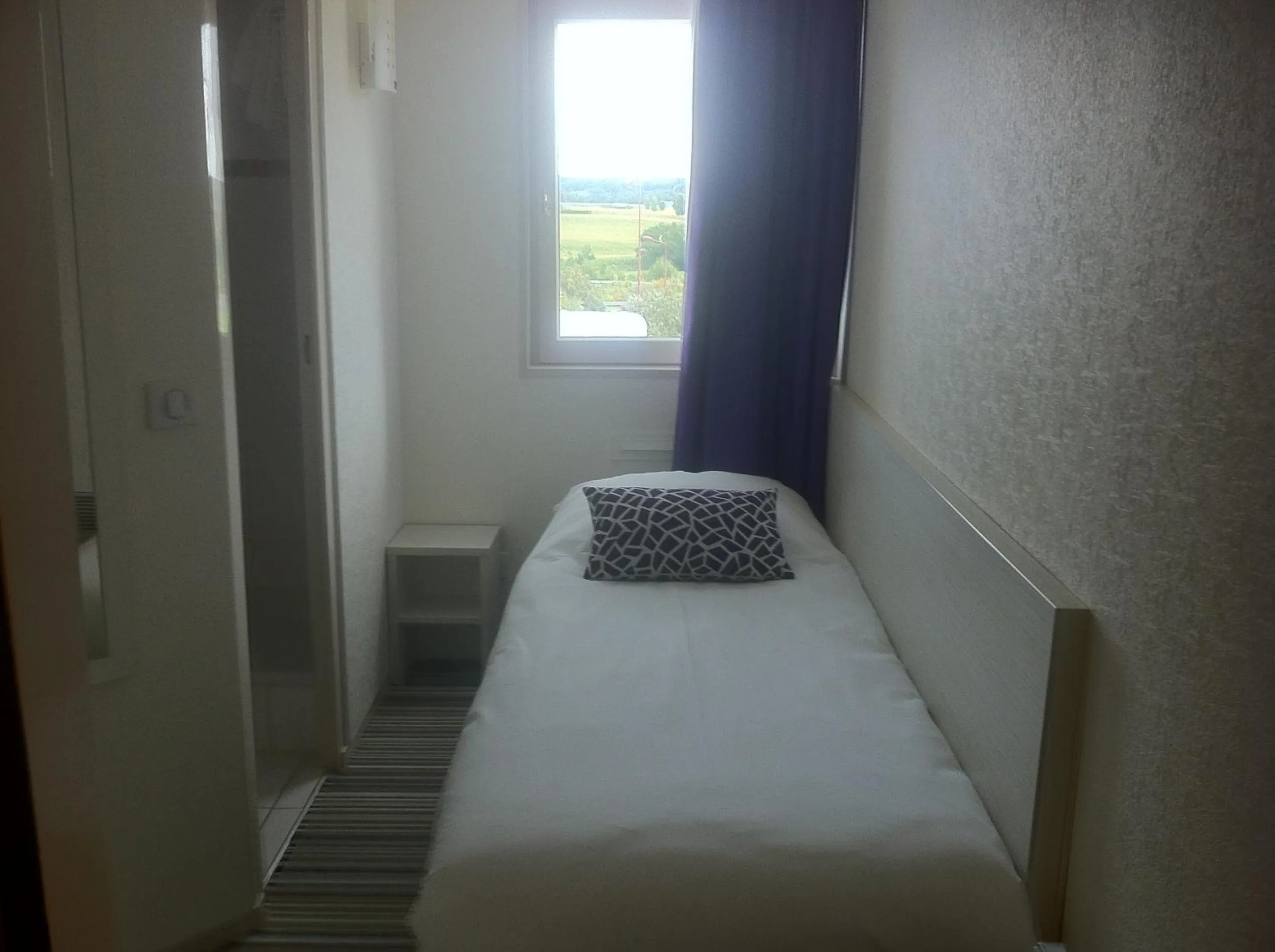 Bedroom, Bed in The Originals City, Hôtel Alizéa, Le Mans Nord