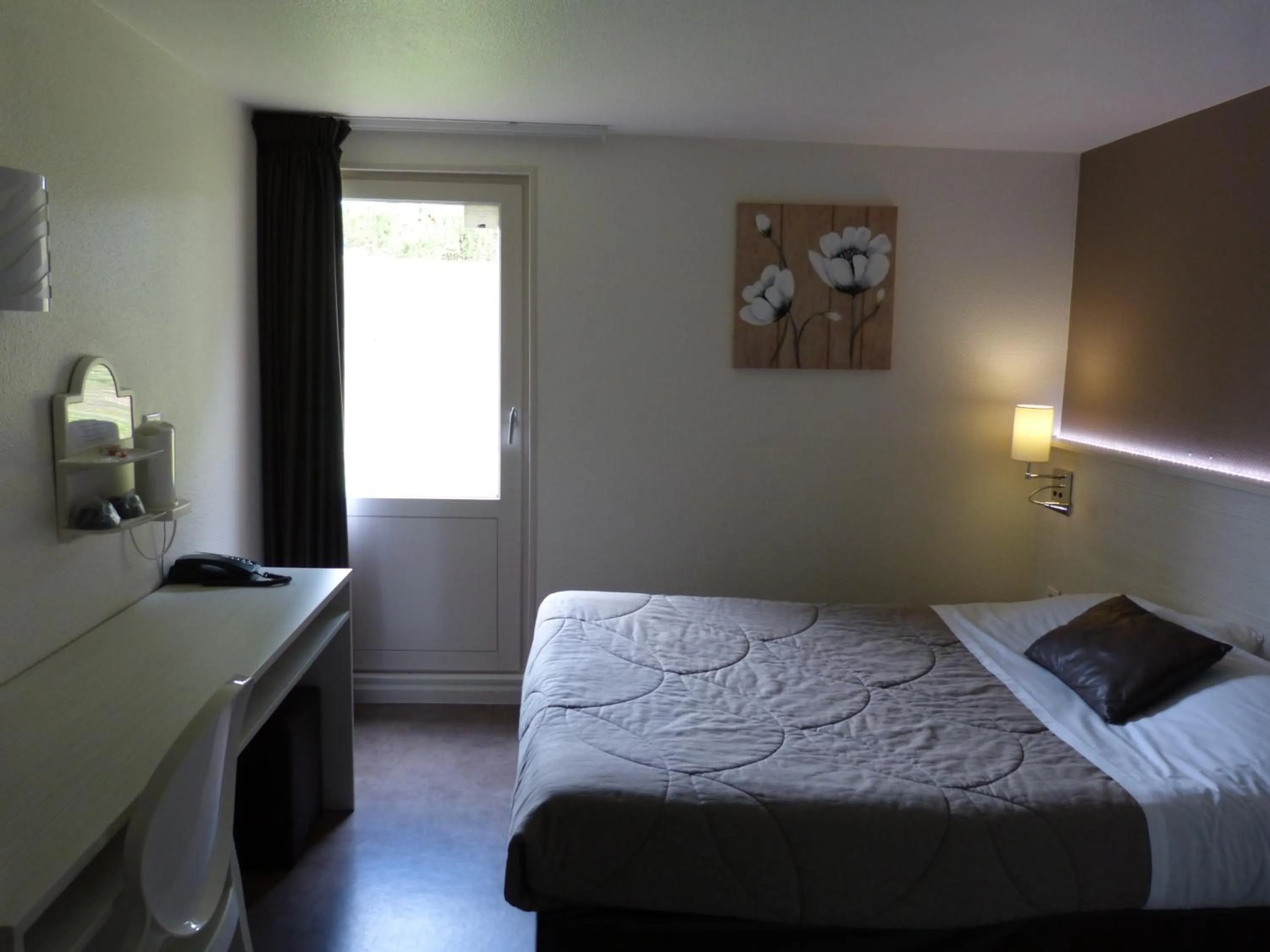 Bedroom, Bed in The Originals City, Hôtel Alizéa, Le Mans Nord