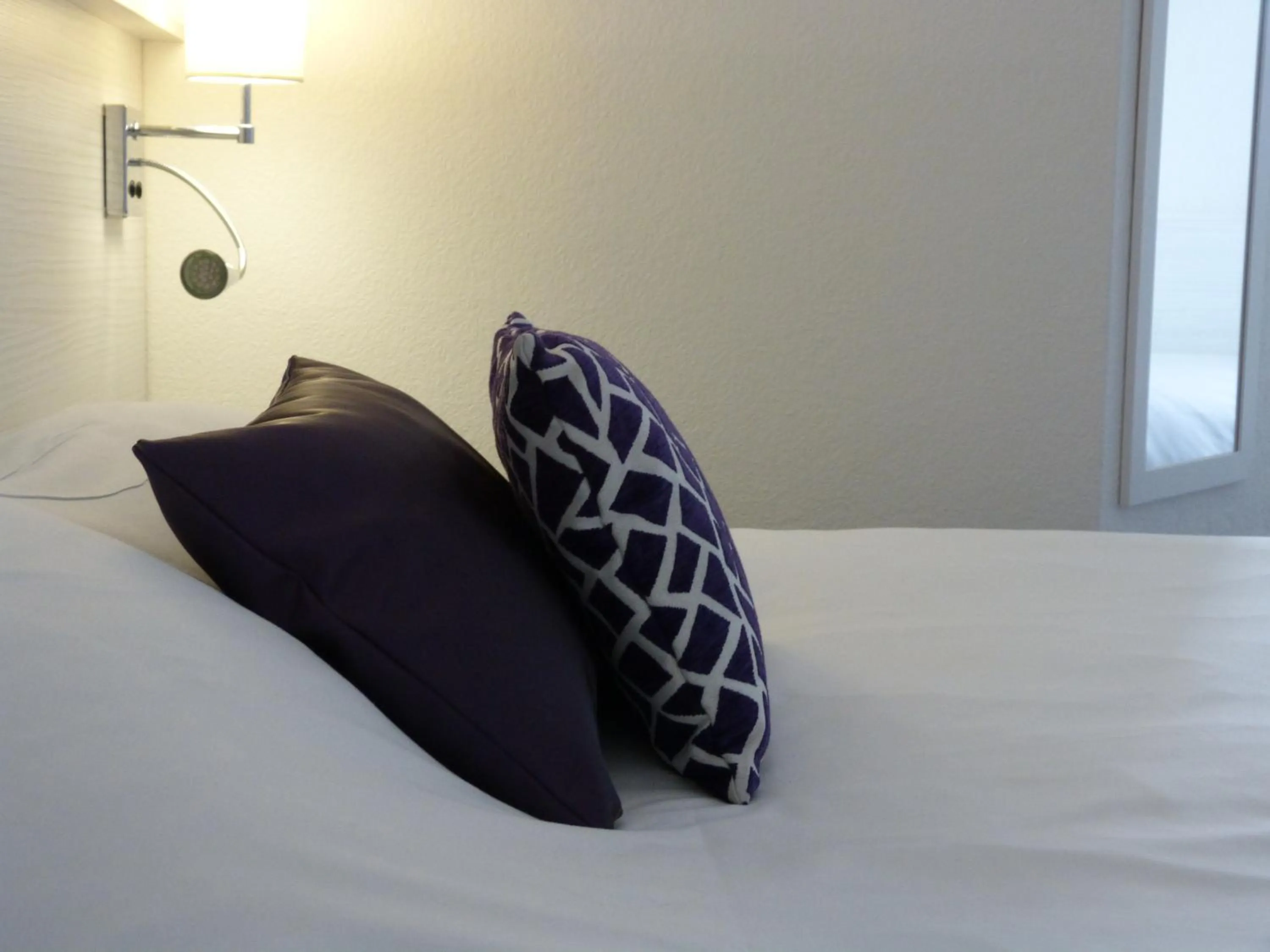 Bedroom, Bed in The Originals City, Hôtel Alizéa, Le Mans Nord