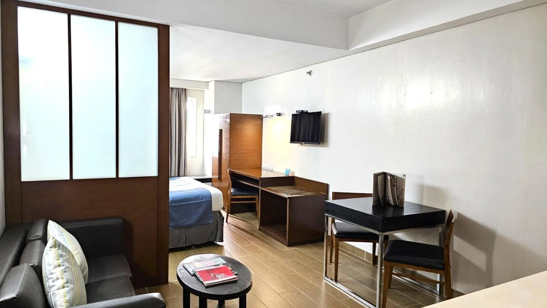 Bedroom in Microtel by Wyndham Acropolis