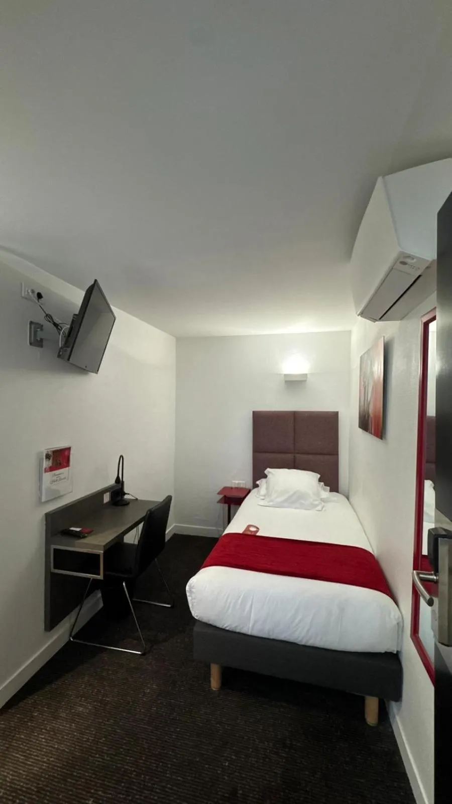 Photo of the whole room, Bed in Hôtel Lecourbe, Paris Tour Eiffel