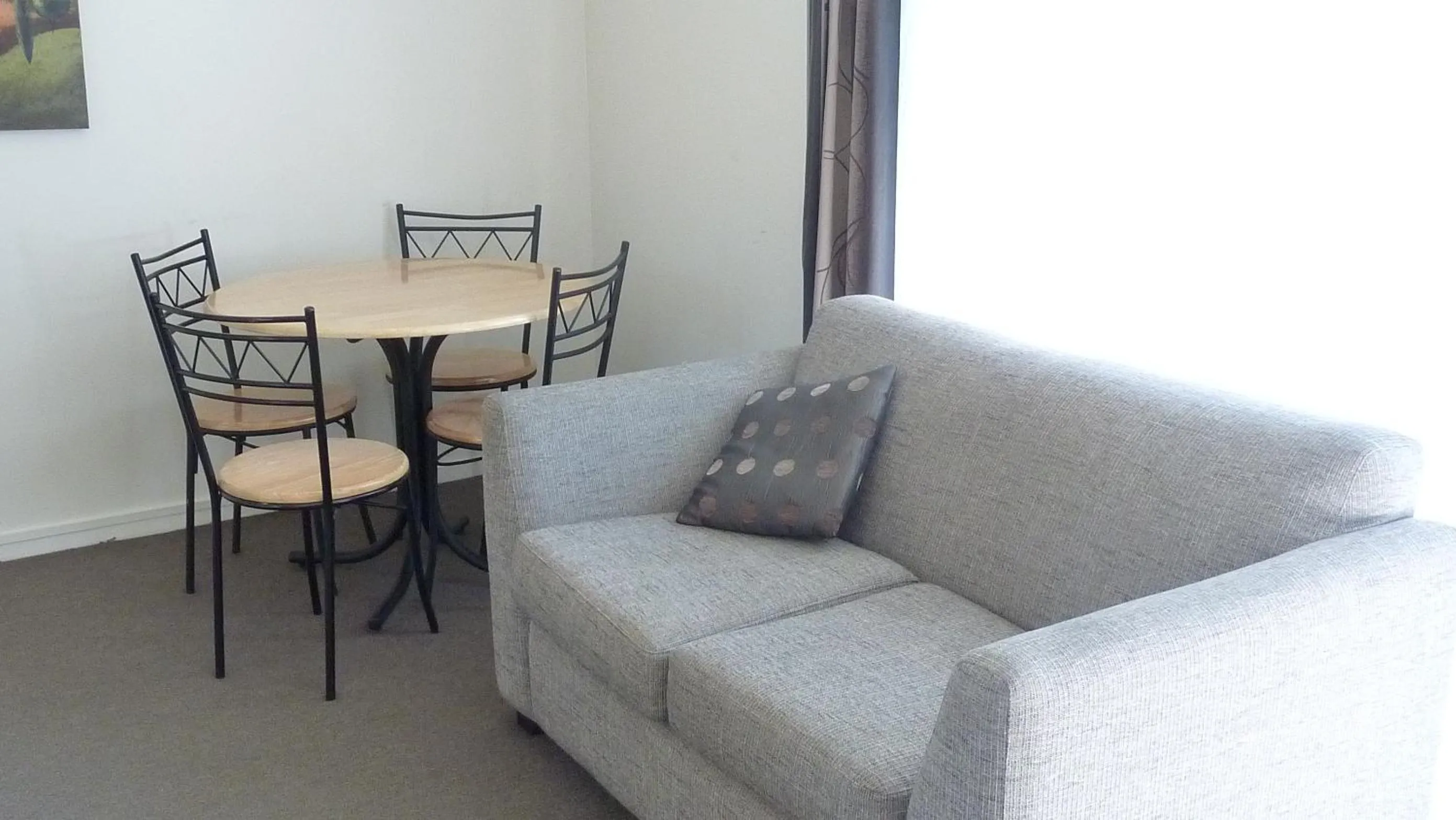 Living room in Colonial Inn Motel