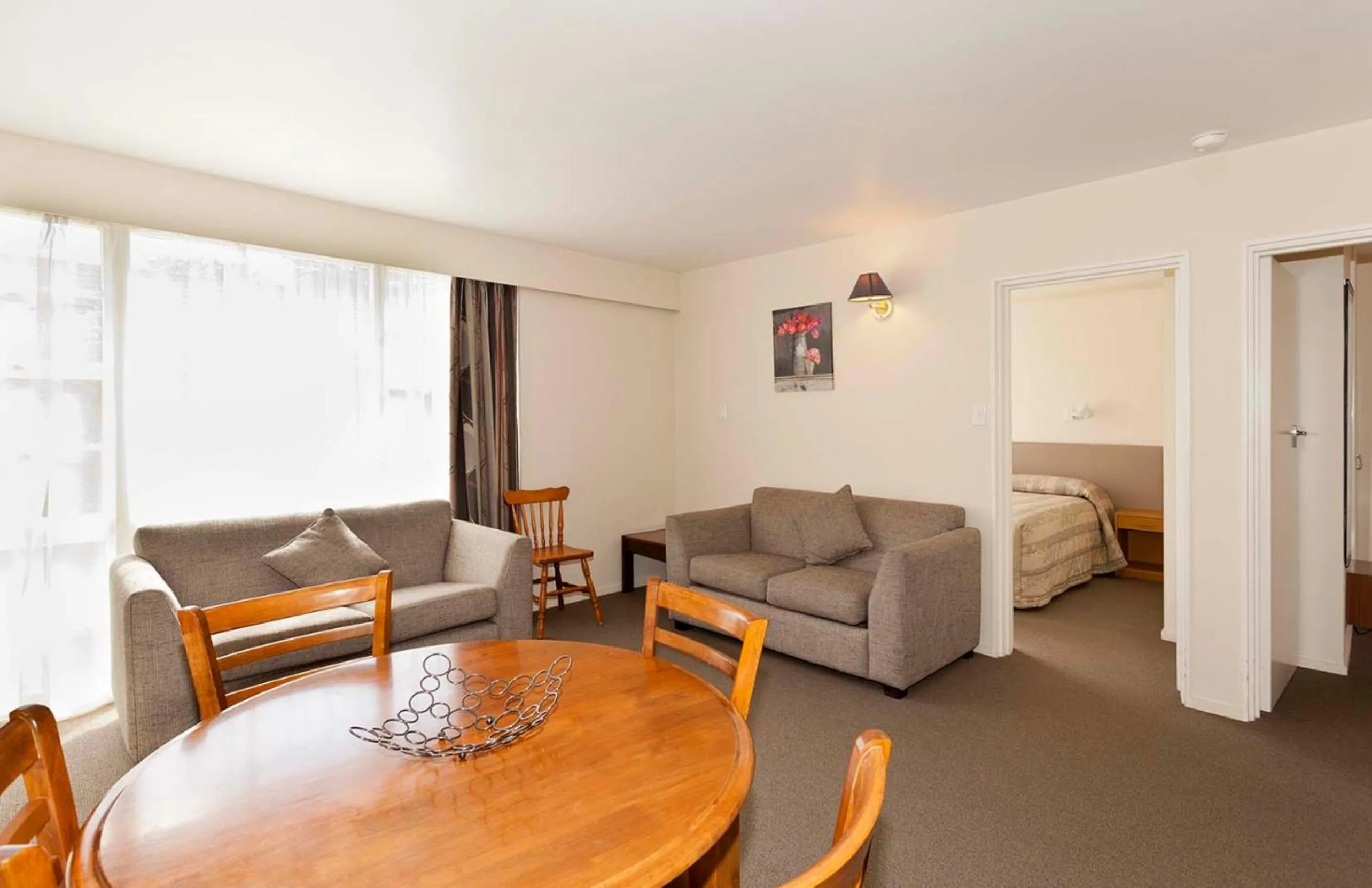 Living room, Bed in Colonial Inn Motel