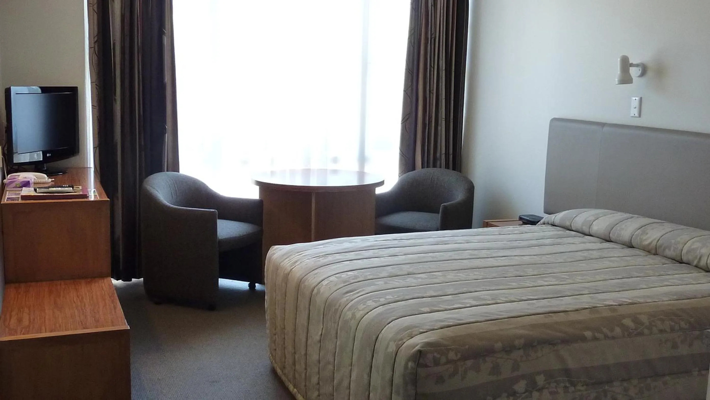 Bedroom, Bed in Colonial Inn Motel