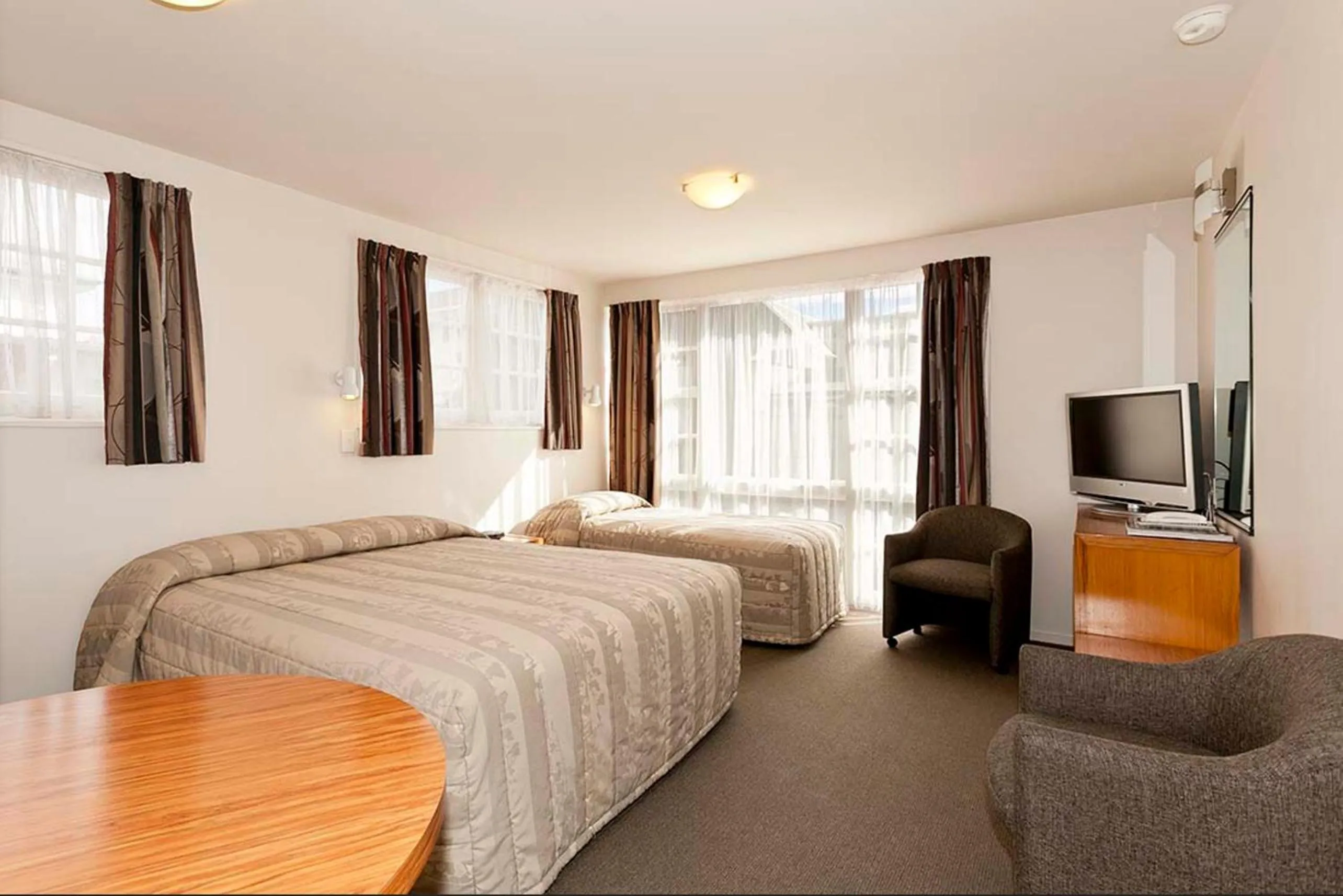 Bed in Colonial Inn Motel