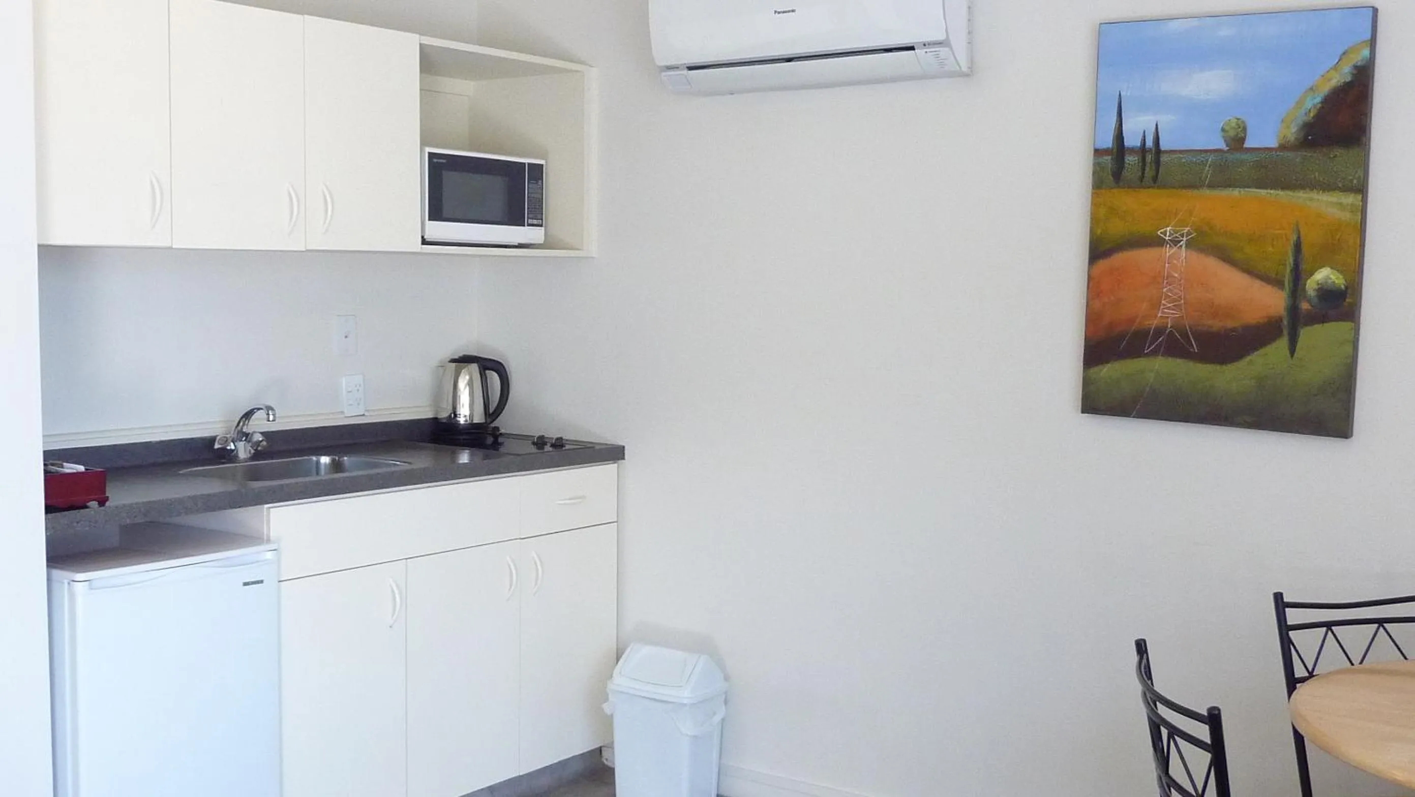 Kitchen or kitchenette in Colonial Inn Motel