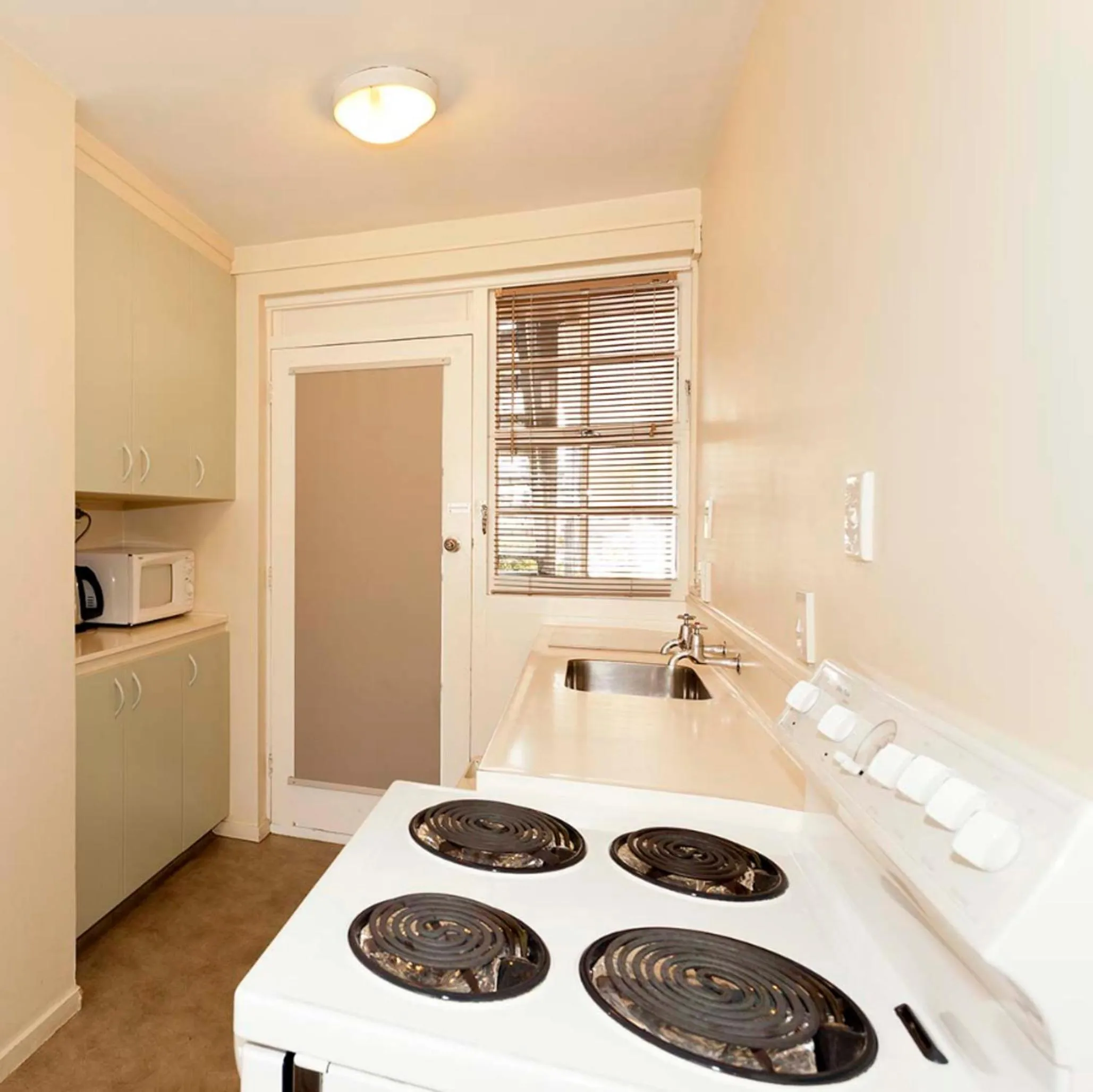 Kitchen or kitchenette, Bed in Colonial Inn Motel