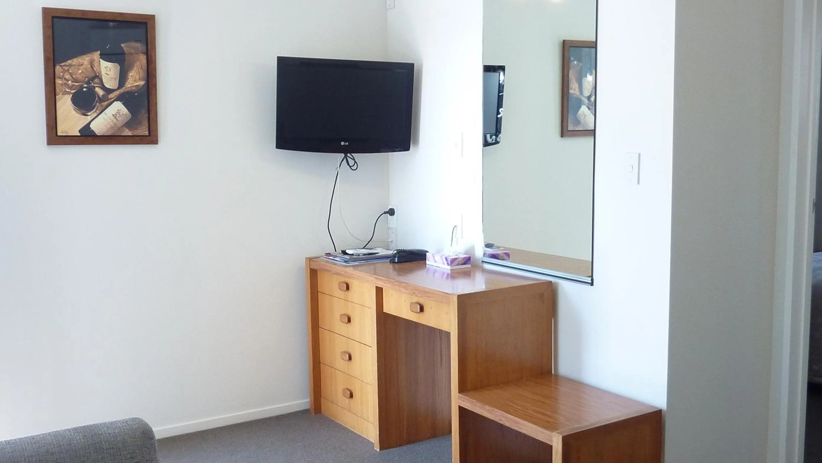Living room in Colonial Inn Motel