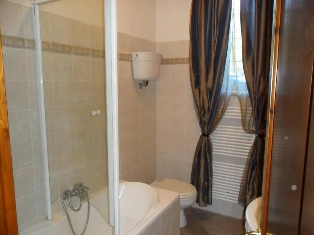 Shower in La Cinci Allegra