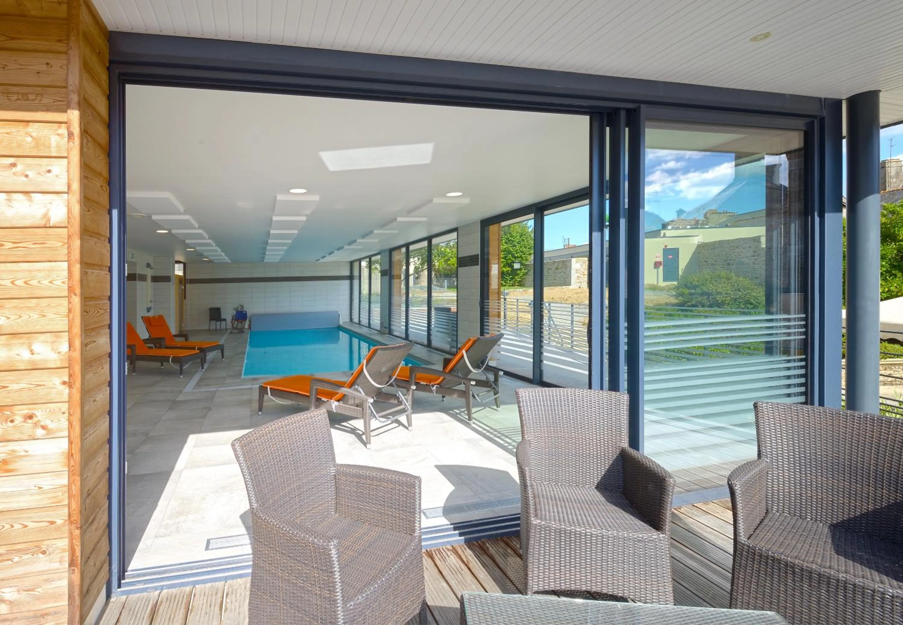 Swimming pool in The Originals Boutique, Hôtel Le Lion d'Or, Fougères Ouest