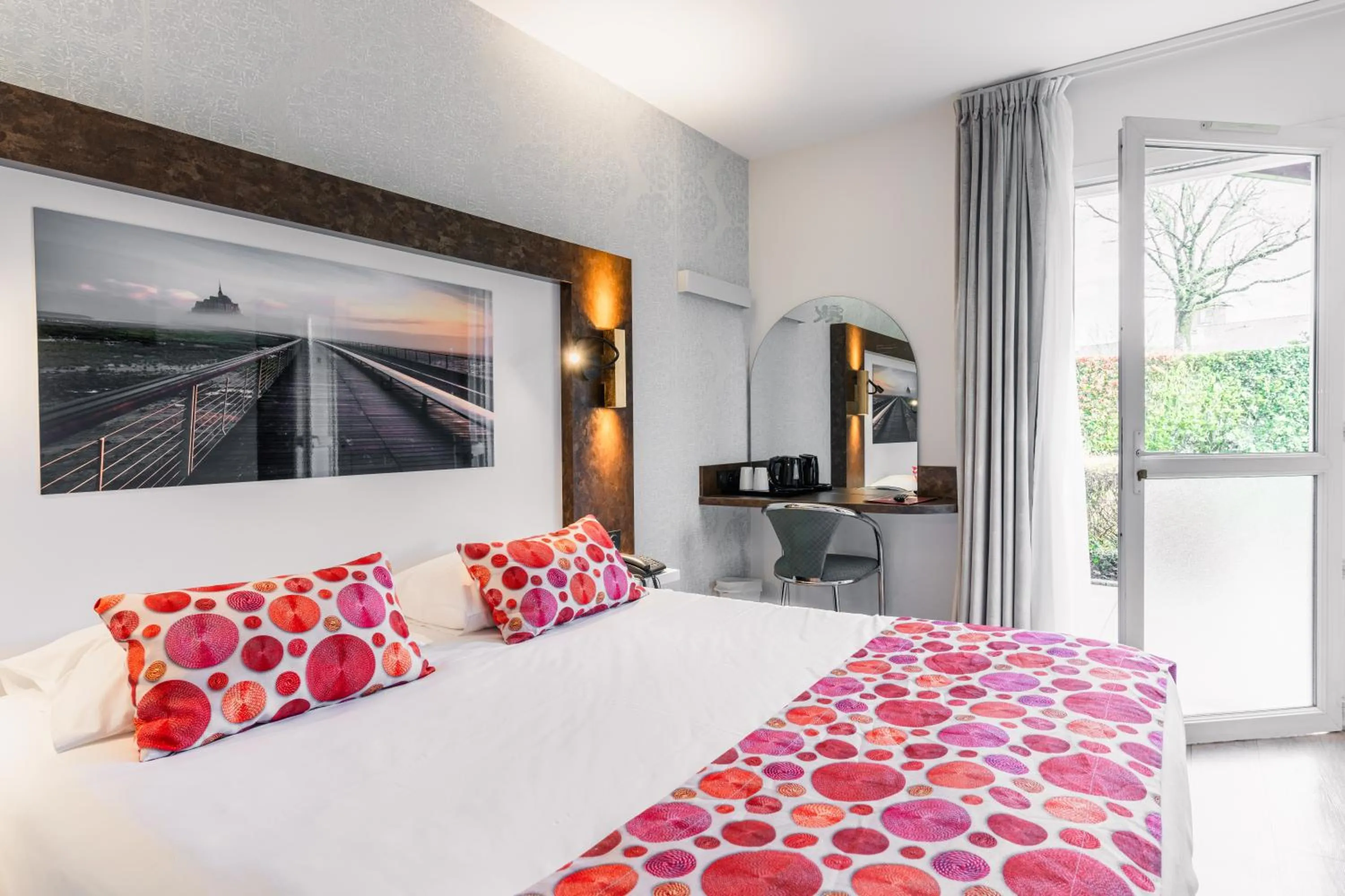 Bed in The Originals Boutique, Hôtel Le Lion d'Or, Fougères Ouest