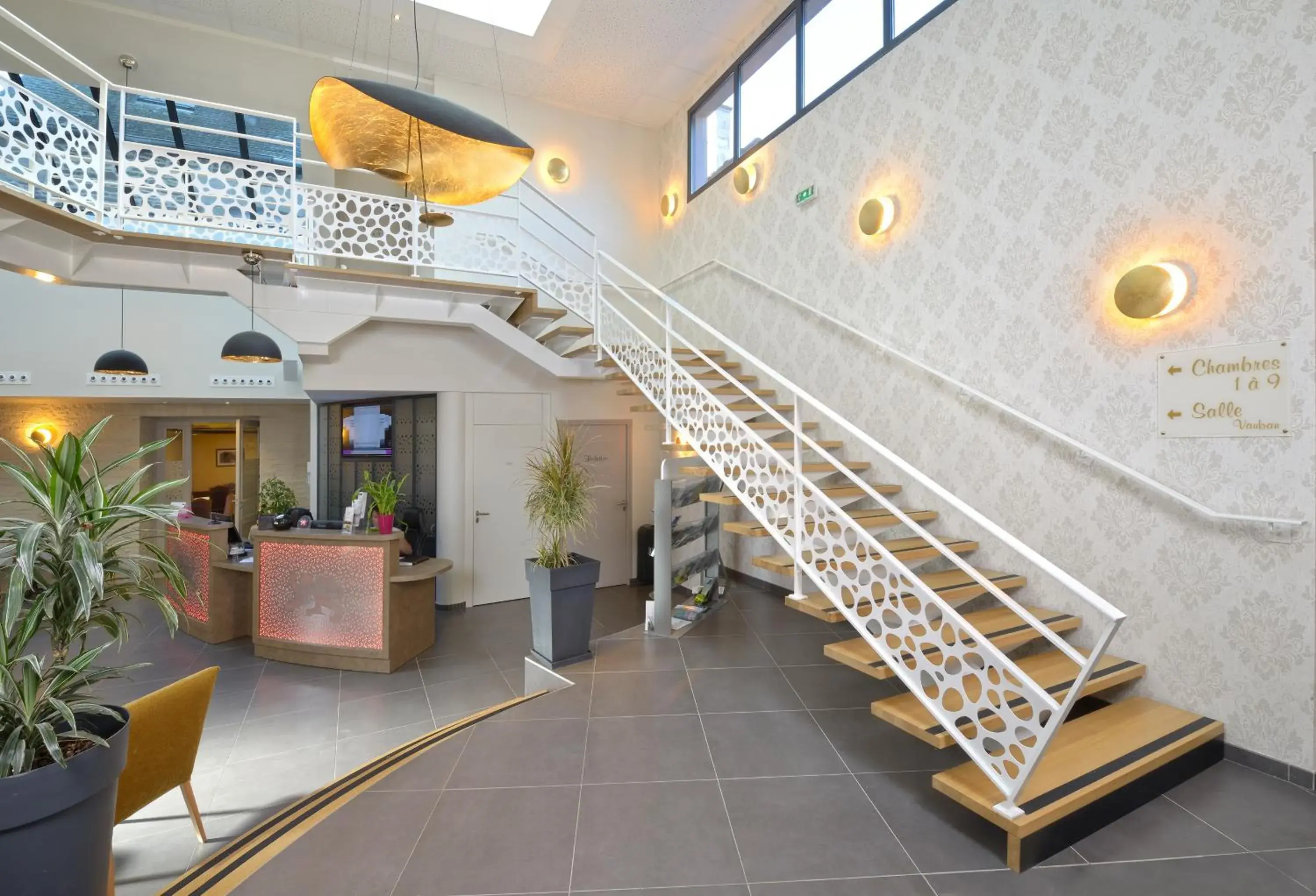 Lobby or reception in The Originals Boutique, Hôtel Le Lion d'Or, Fougères Ouest Lobby or reception in The Originals Boutique, Hôtel Le Lion d'Or, Fougères Ouest