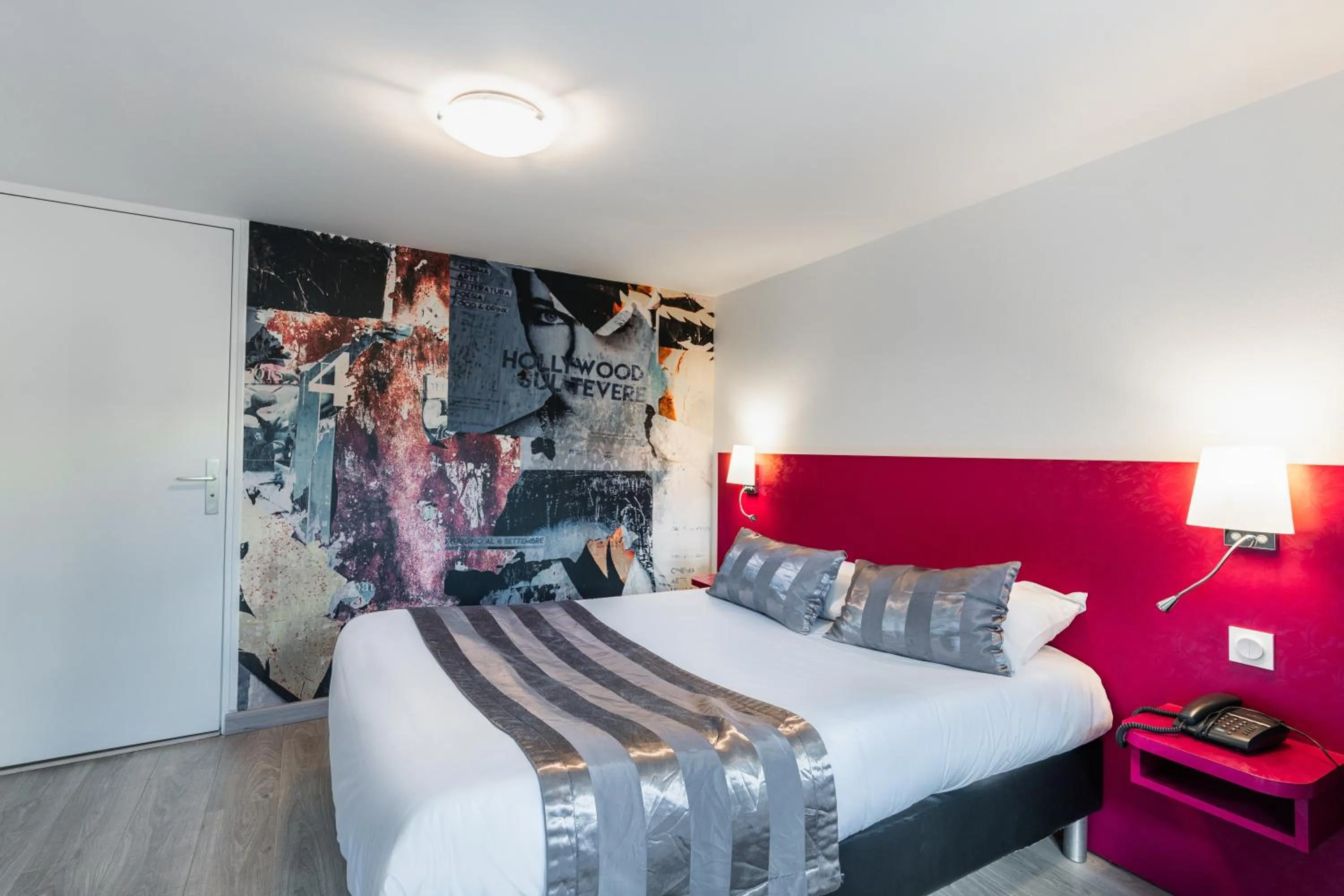 Bed in The Originals Boutique, Hôtel Le Lion d'Or, Fougères Ouest