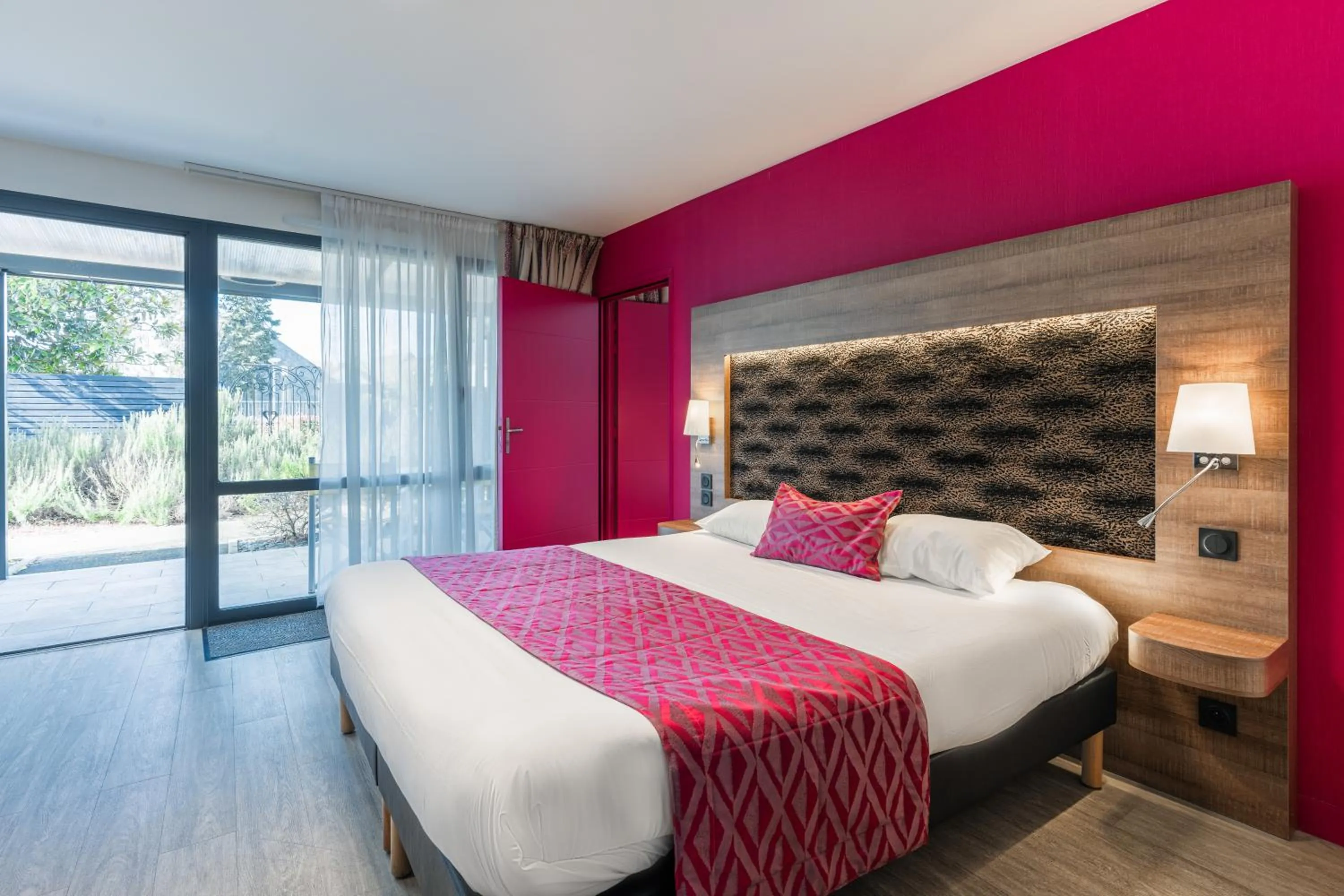 Patio, Bed in The Originals Boutique, Hôtel Le Lion d'Or, Fougères Ouest