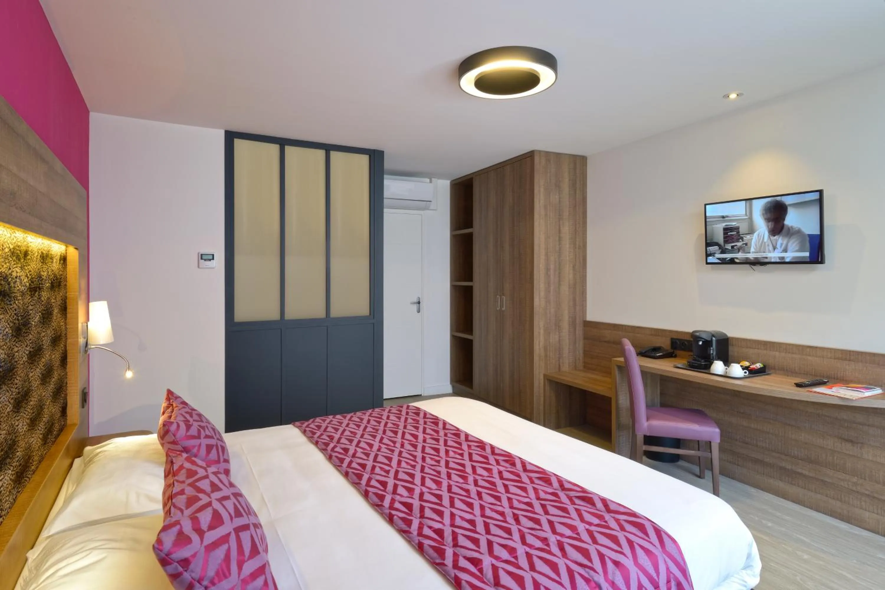 Bed in The Originals Boutique, Hôtel Le Lion d'Or, Fougères Ouest