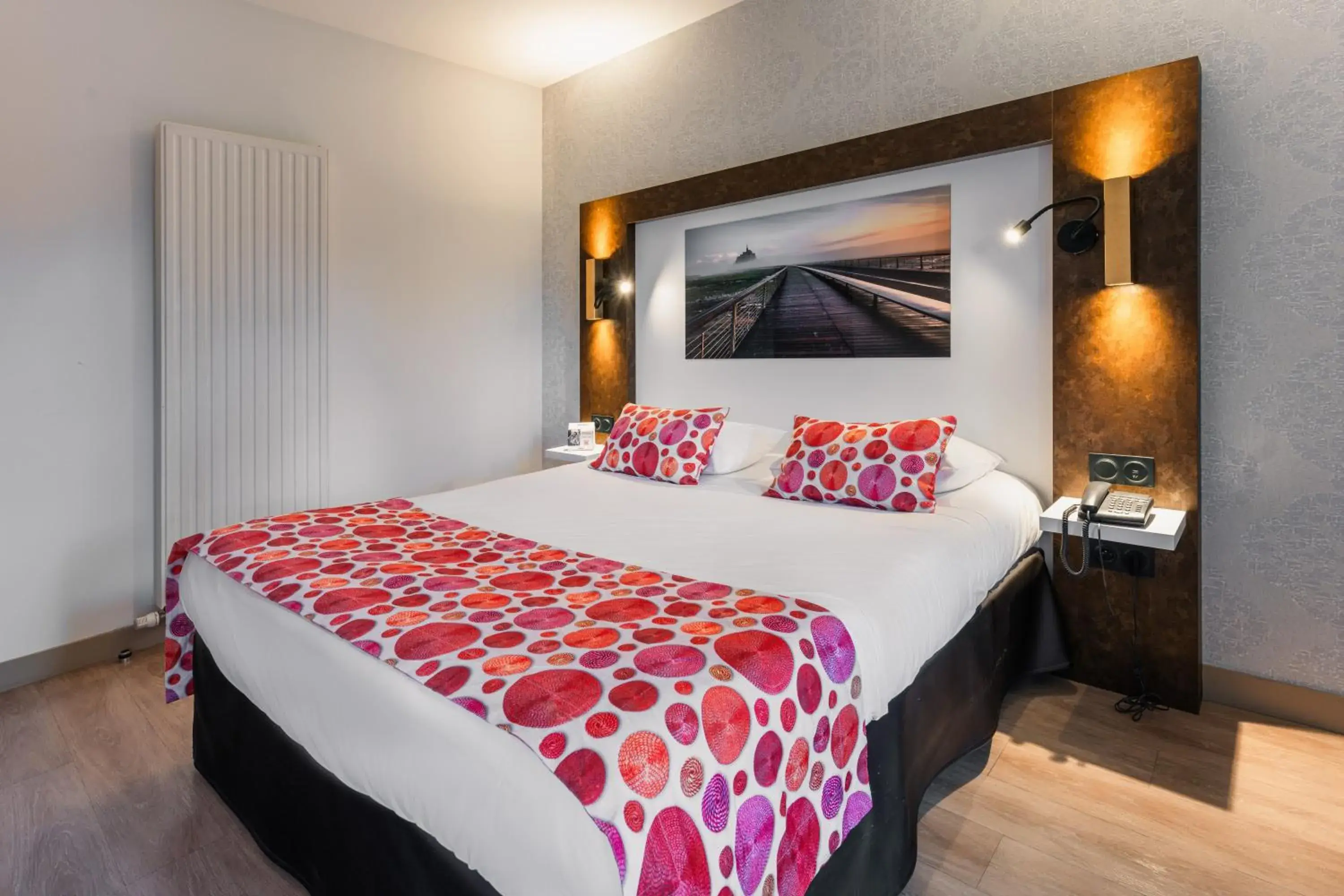 Bed in The Originals Boutique, Hôtel Le Lion d'Or, Fougères Ouest Bed in The Originals Boutique, Hôtel Le Lion d'Or, Fougères Ouest