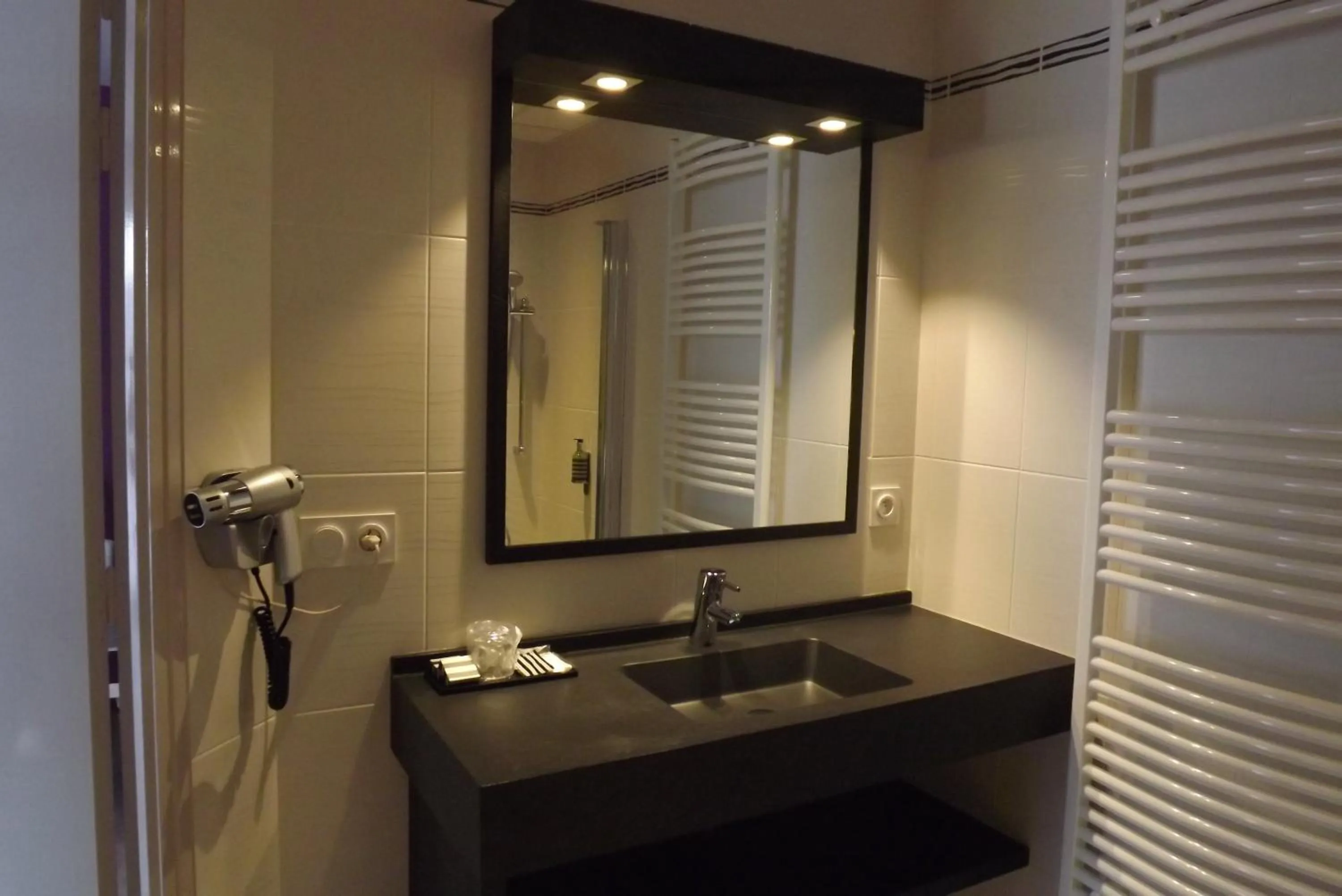 Bathroom in The Originals Boutique, Hôtel Le Lion d'Or, Fougères Ouest