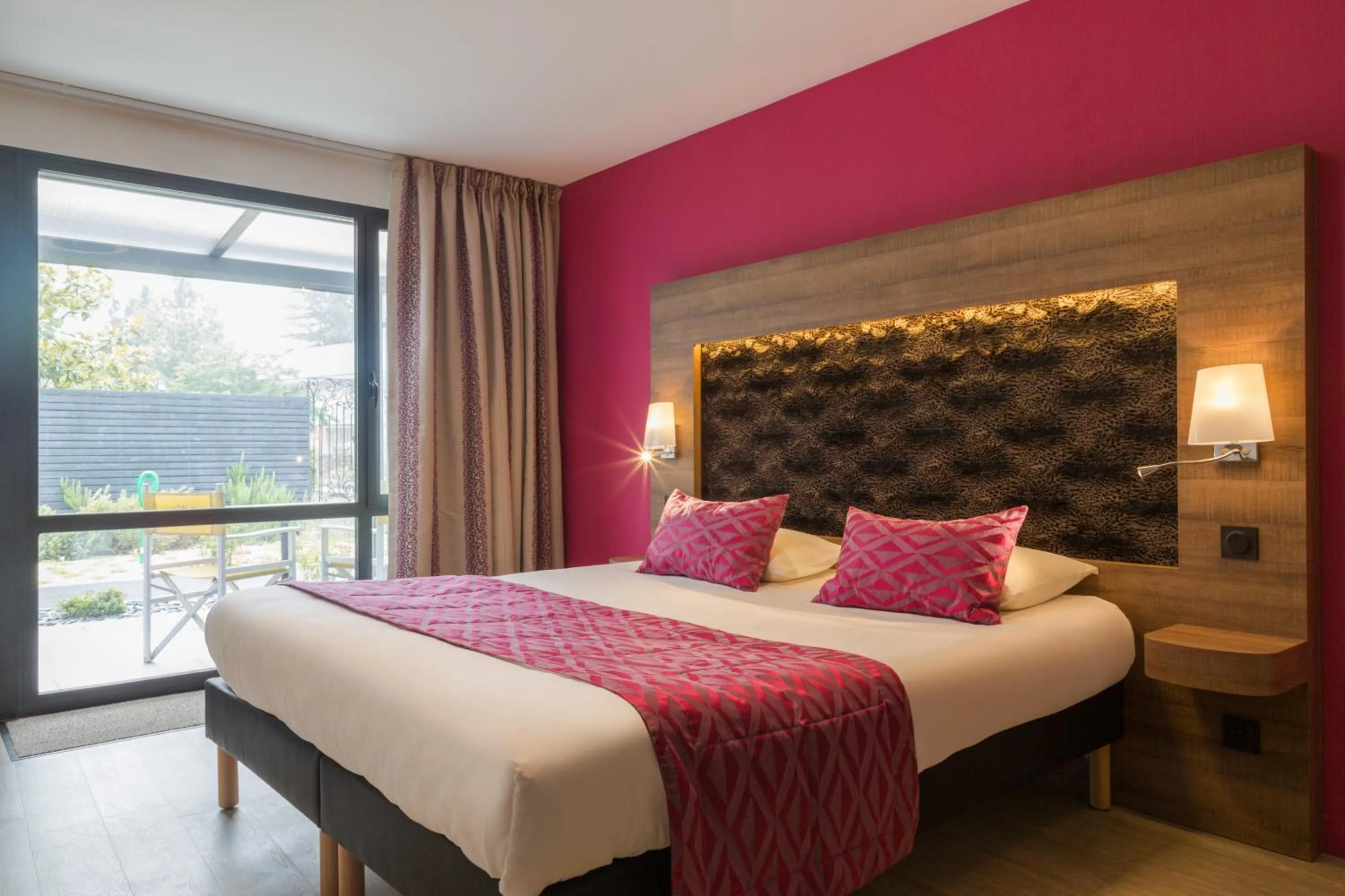 Bed in The Originals Boutique, Hôtel Le Lion d'Or, Fougères Ouest