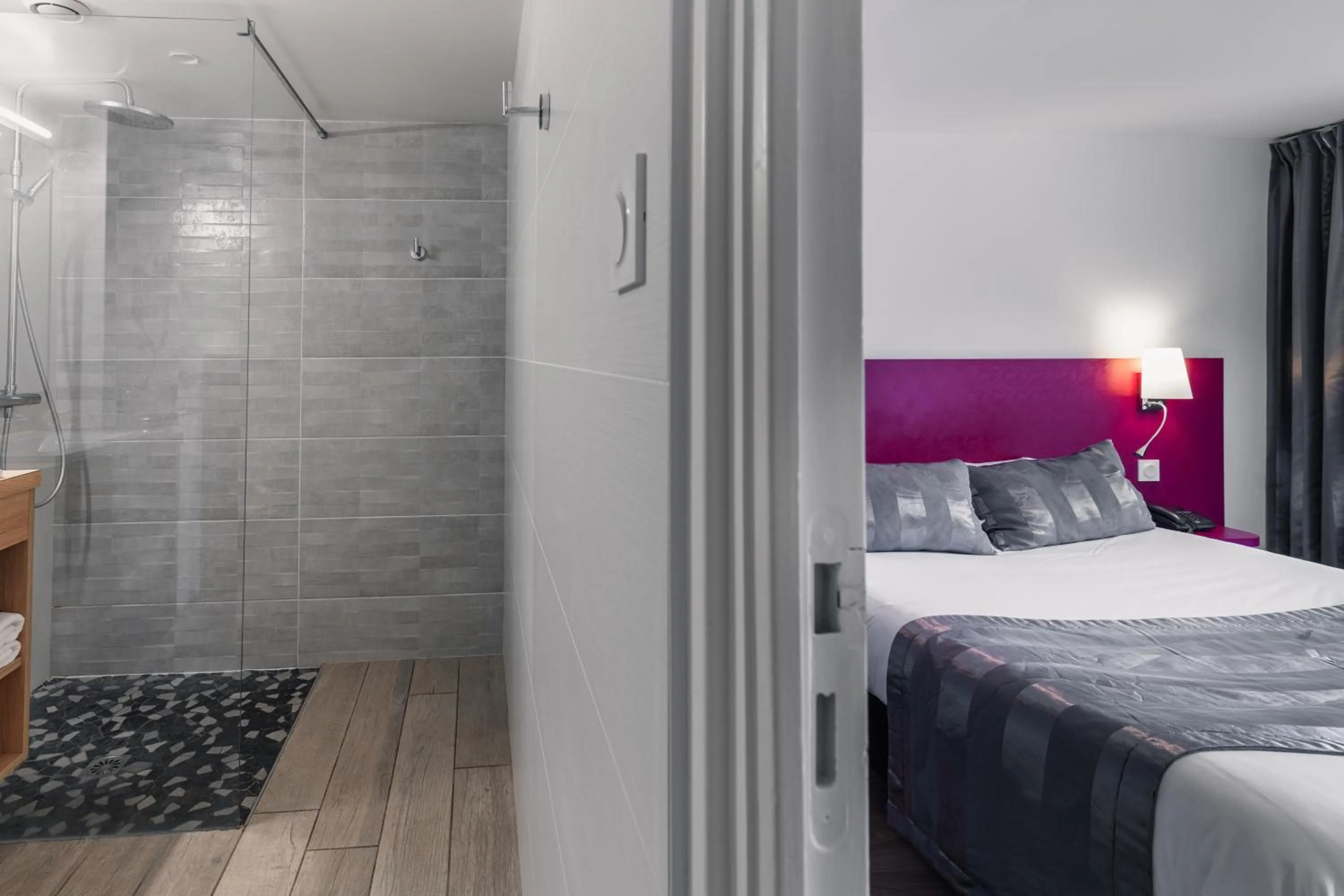 Bathroom, Bed in The Originals Boutique, Hôtel Le Lion d'Or, Fougères Ouest